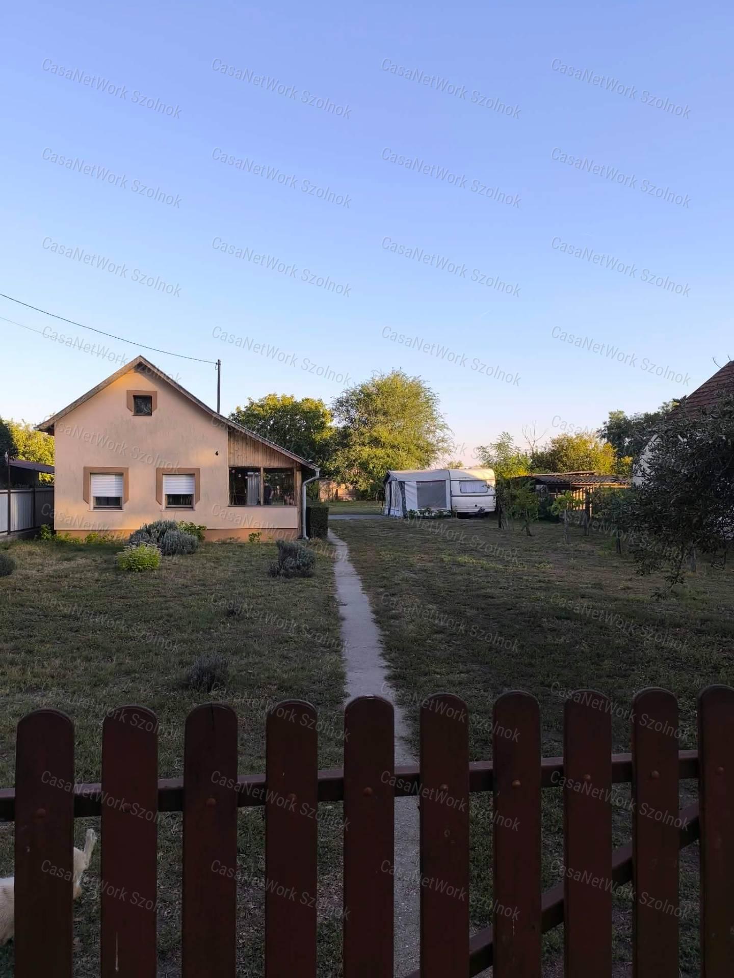 Eladó Családi Ház Cserkeszőlő Csendes Részén ( Kocsis dűlő kezdete )