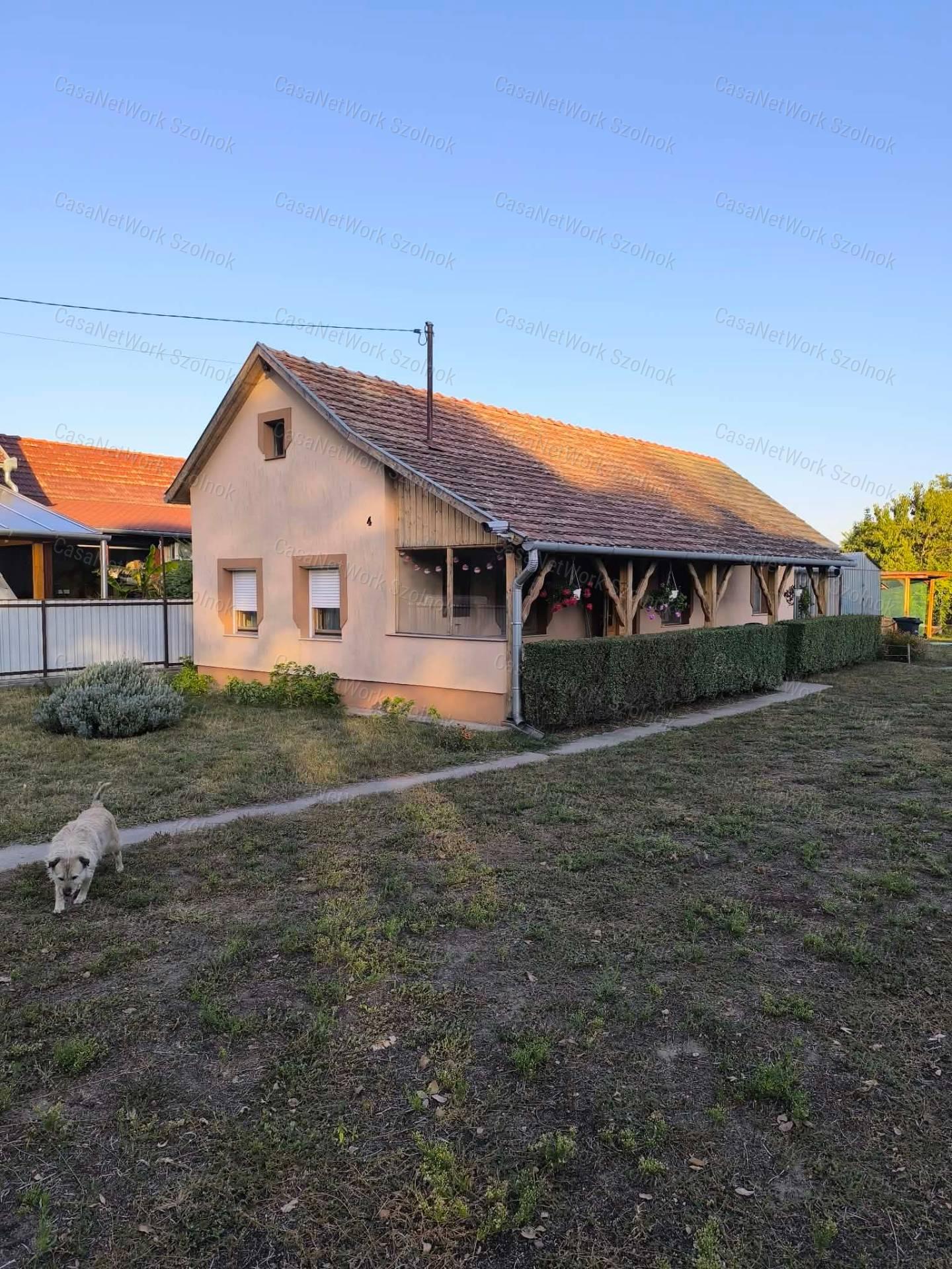 Eladó Családi Ház Cserkeszőlő Csendes Részén ( Kocsis dűlő kezdete )