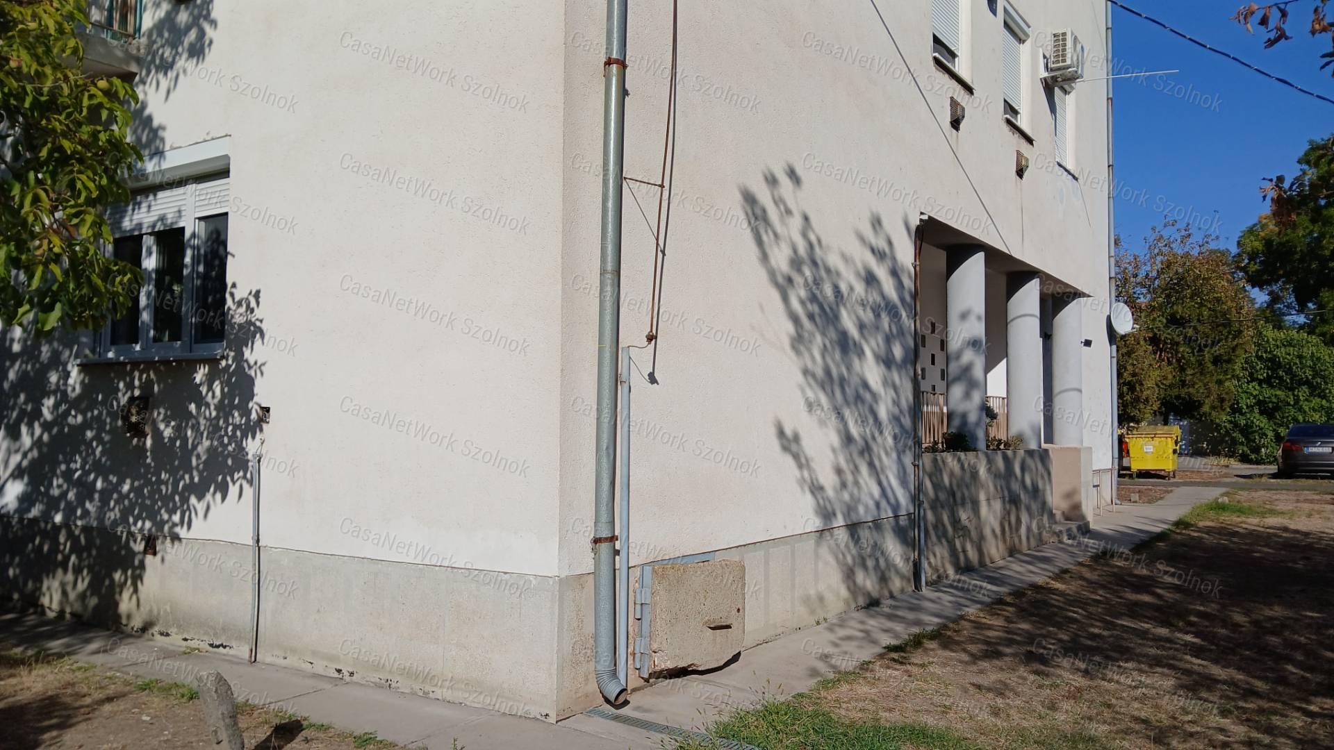 Eladó Martfű központjában egy egy szobás 33 m2- es földszinti lakás.