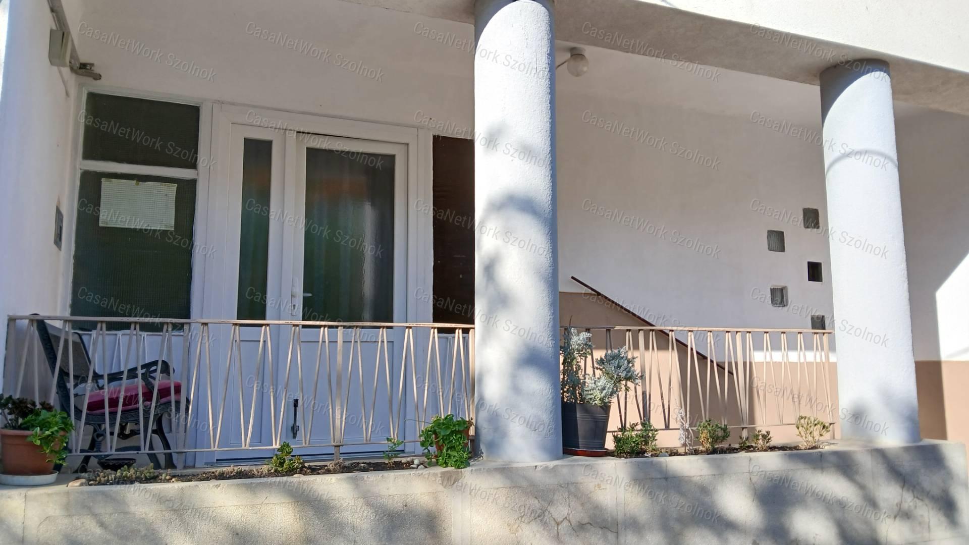 Eladó Martfű központjában egy egy szobás 33 m2- es földszinti lakás.