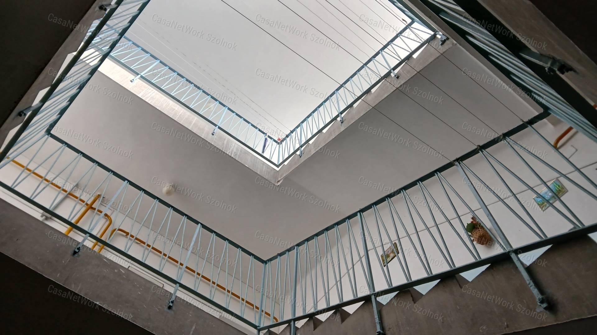 Eladó Martfű központjában egy egy szobás 33 m2- es földszinti lakás.