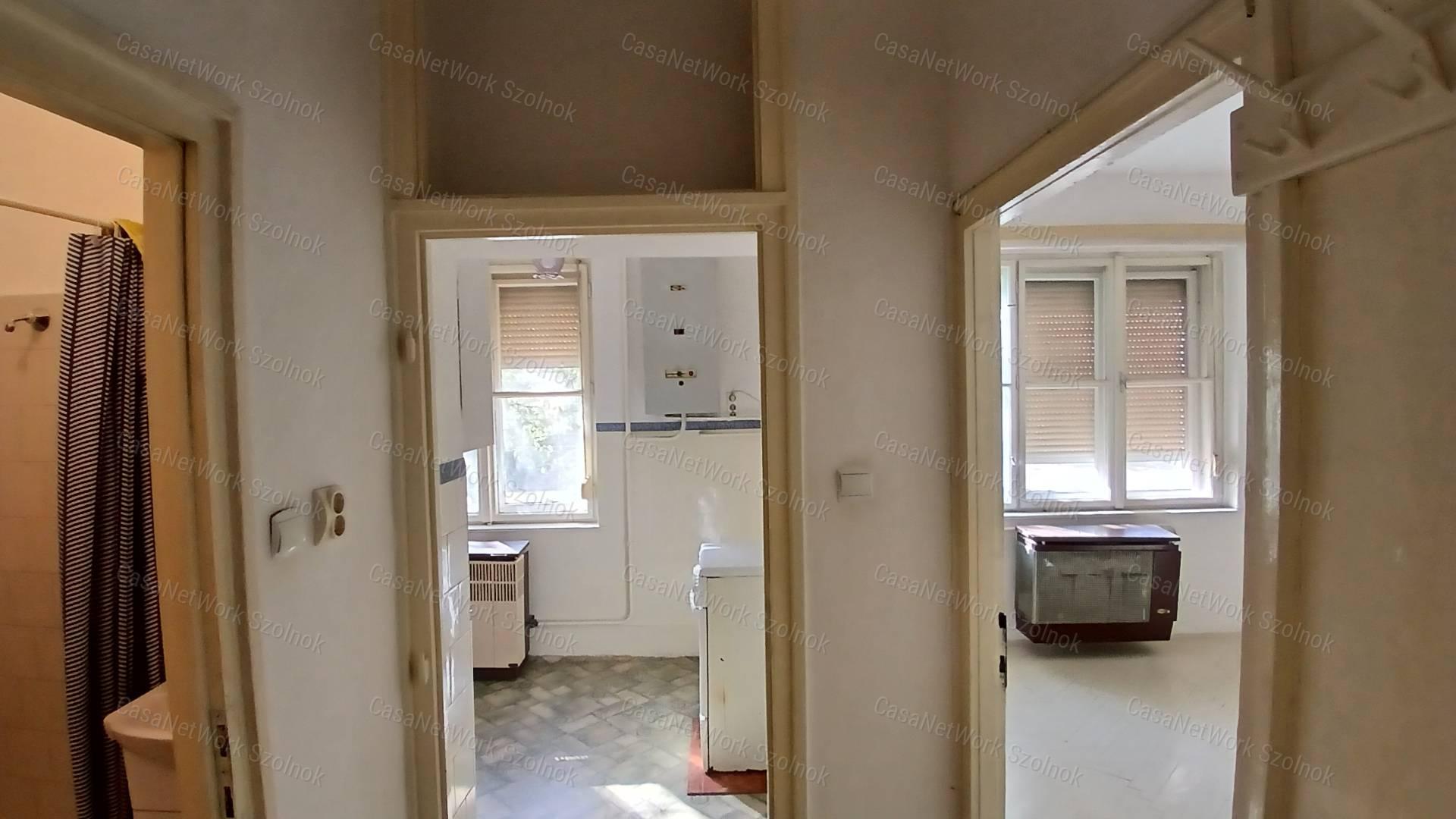 Eladó Martfű központjában egy egy szobás 33 m2- es földszinti lakás.