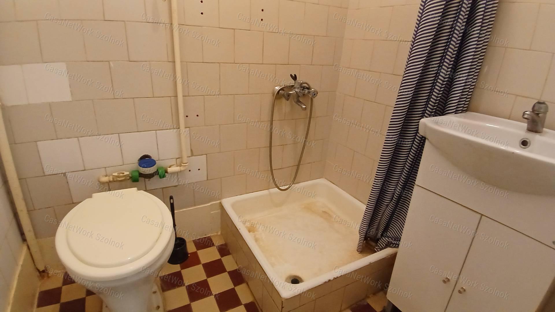 Eladó Martfű központjában egy egy szobás 33 m2- es földszinti lakás.