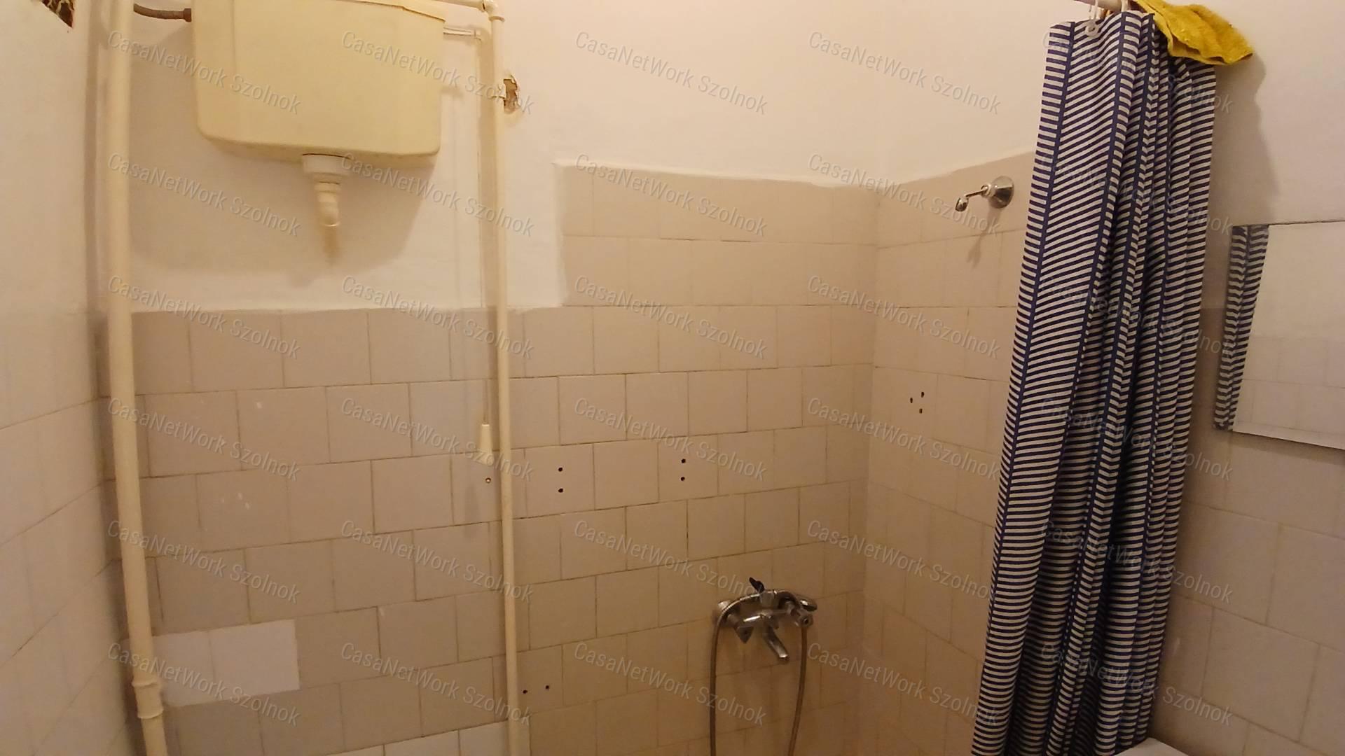 Eladó Martfű központjában egy egy szobás 33 m2- es földszinti lakás.