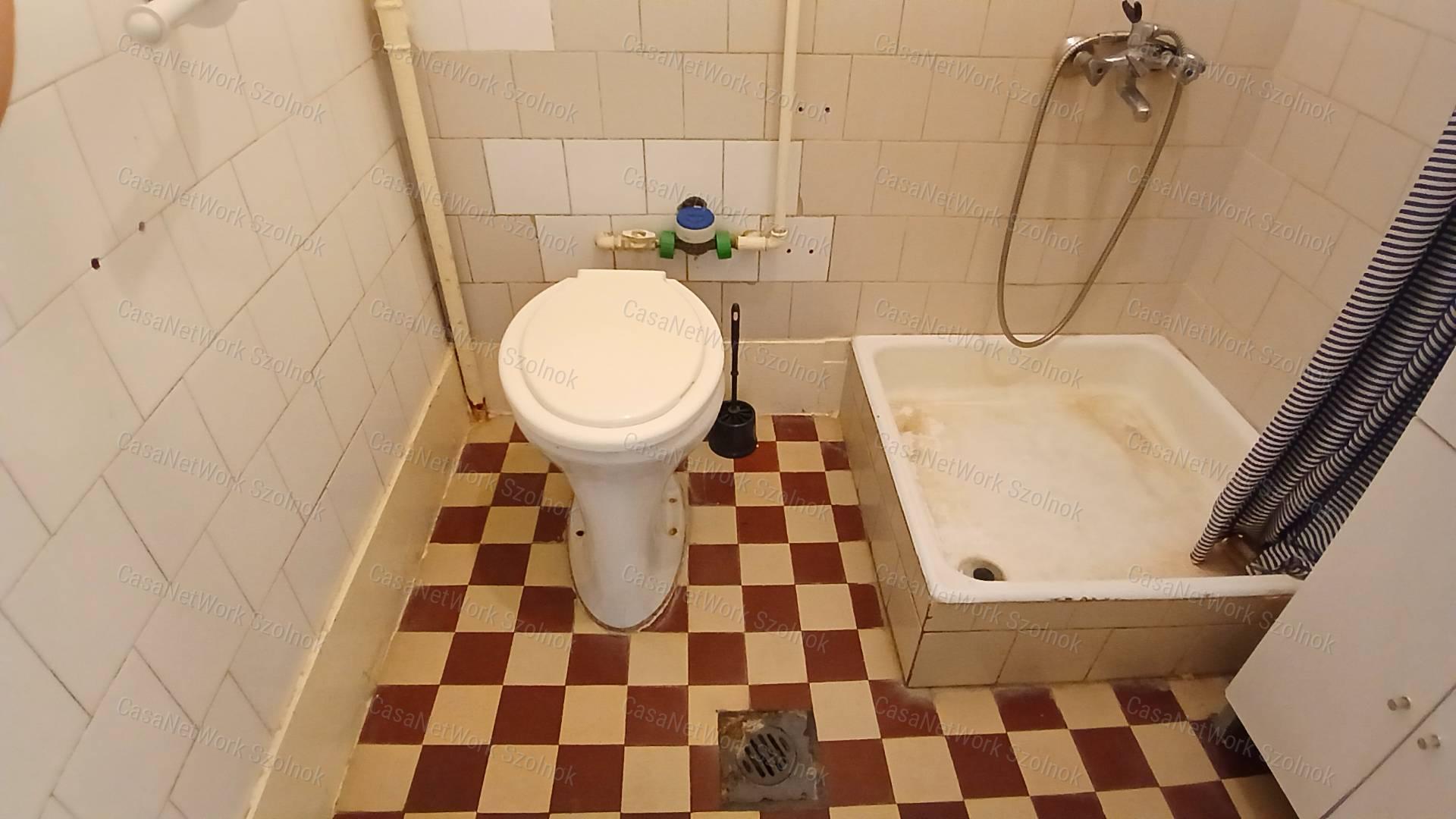 Eladó Martfű központjában egy egy szobás 33 m2- es földszinti lakás.