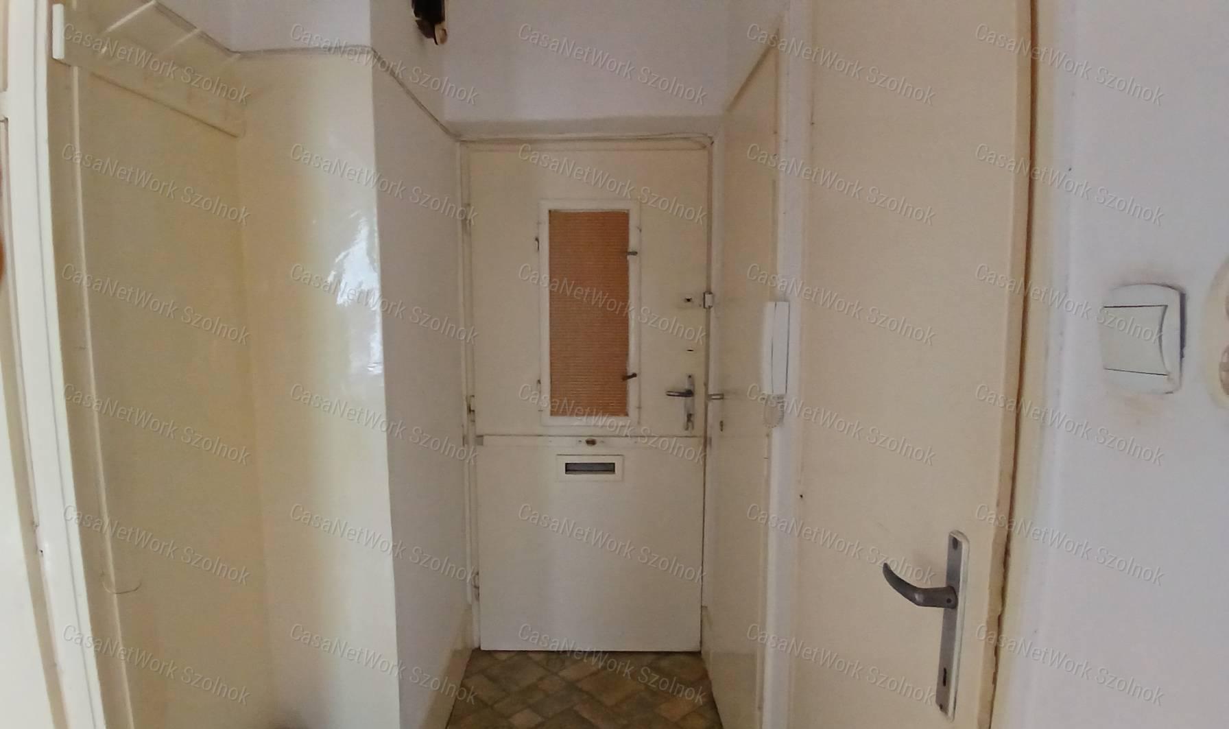 Eladó Martfű központjában egy egy szobás 33 m2- es földszinti lakás.