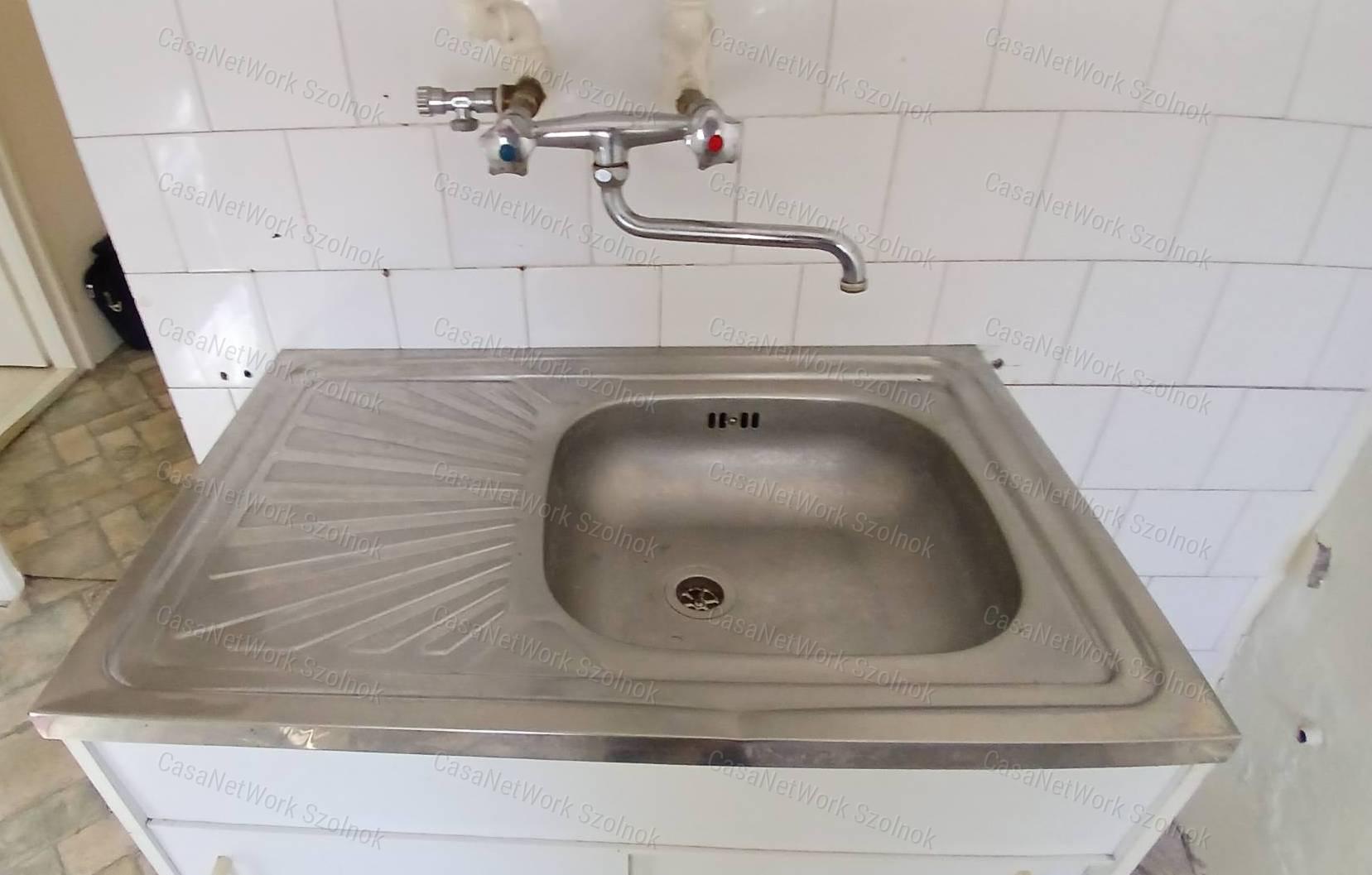 Eladó Martfű központjában egy egy szobás 33 m2- es földszinti lakás.