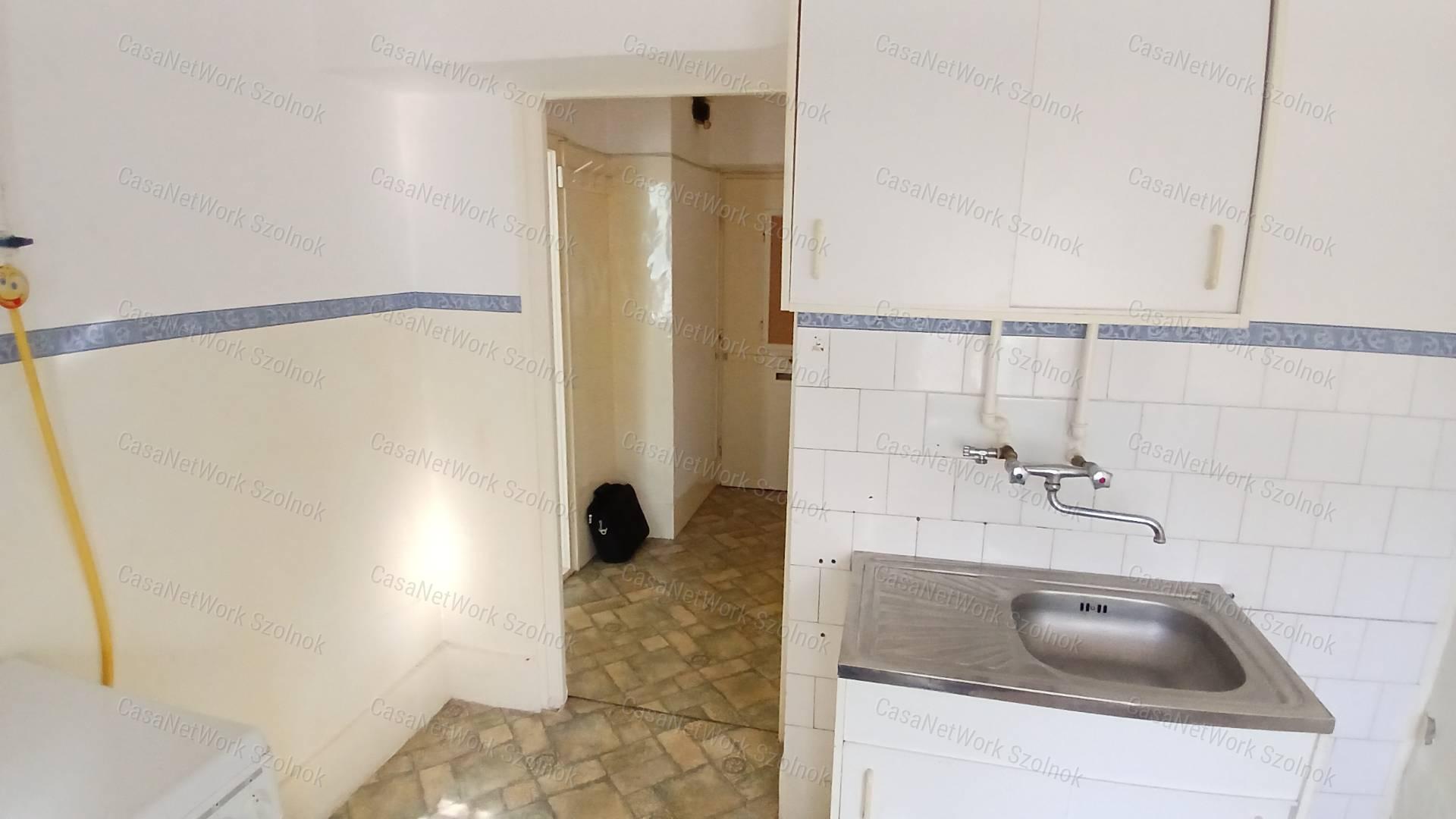Eladó Martfű központjában egy egy szobás 33 m2- es földszinti lakás.