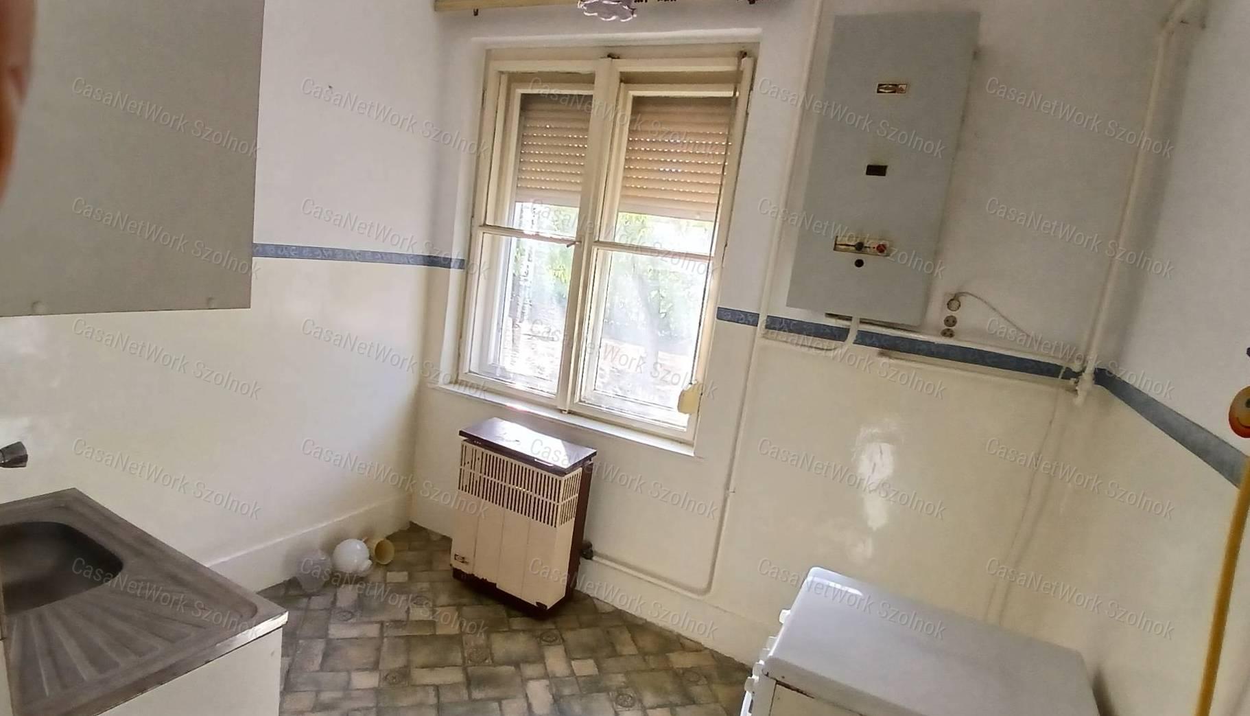 Eladó Martfű központjában egy egy szobás 33 m2- es földszinti lakás.