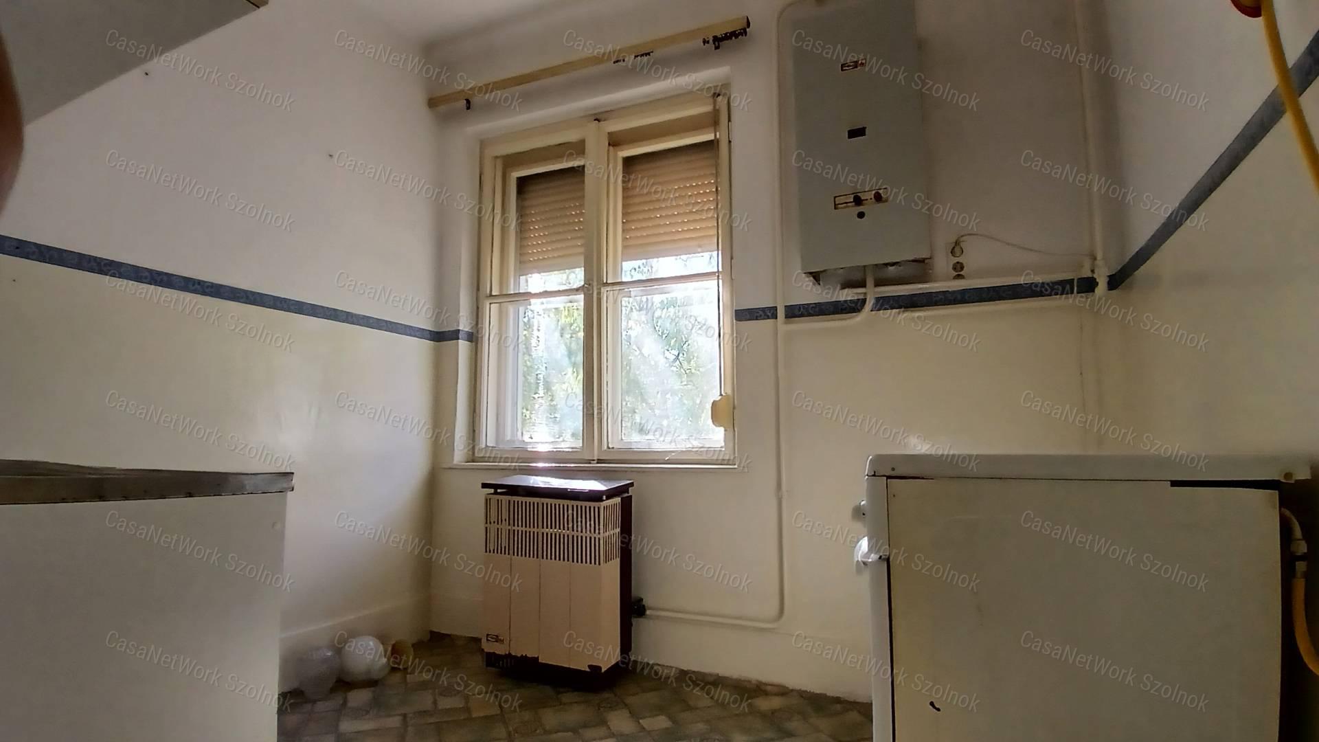 Eladó Martfű központjában egy egy szobás 33 m2- es földszinti lakás.