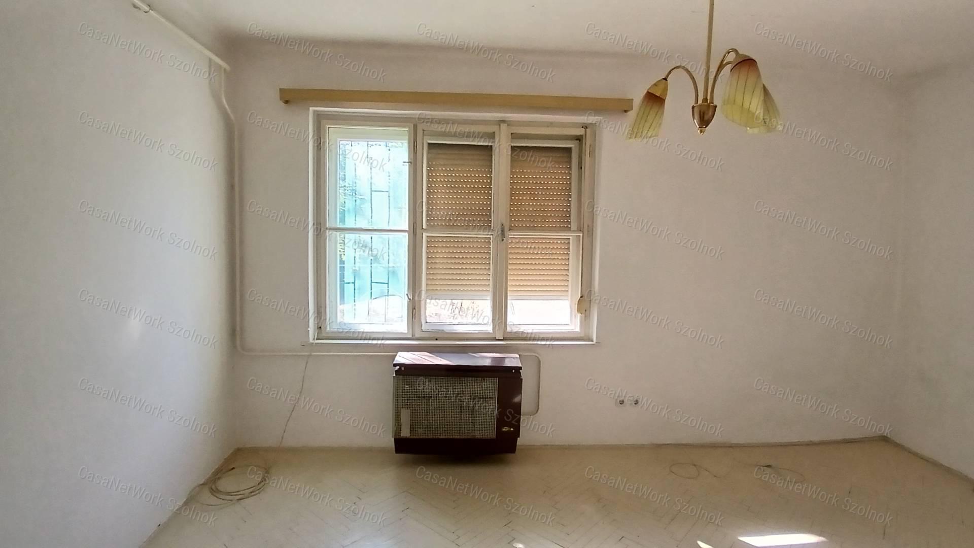Eladó Martfű központjában egy egy szobás 33 m2- es földszinti lakás.