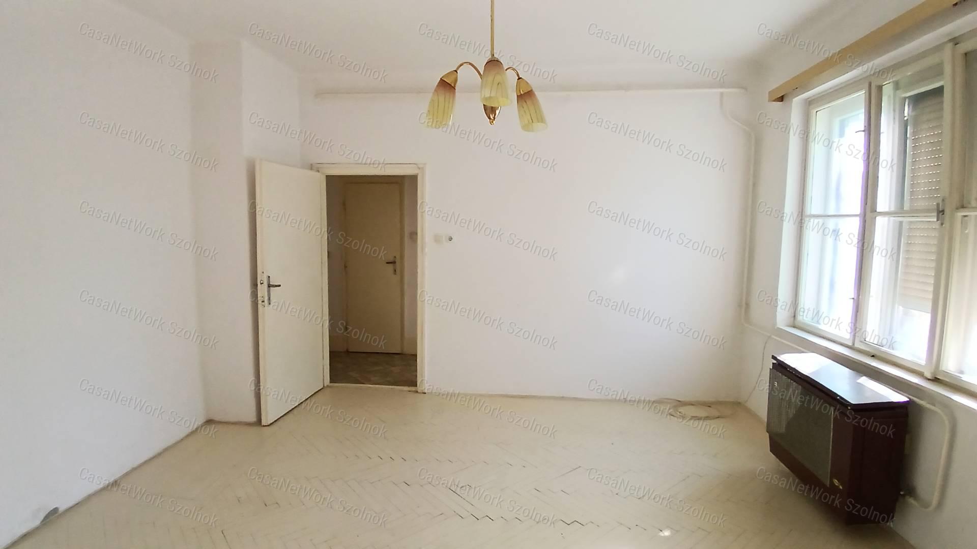 Eladó Martfű központjában egy egy szobás 33 m2- es földszinti lakás.
