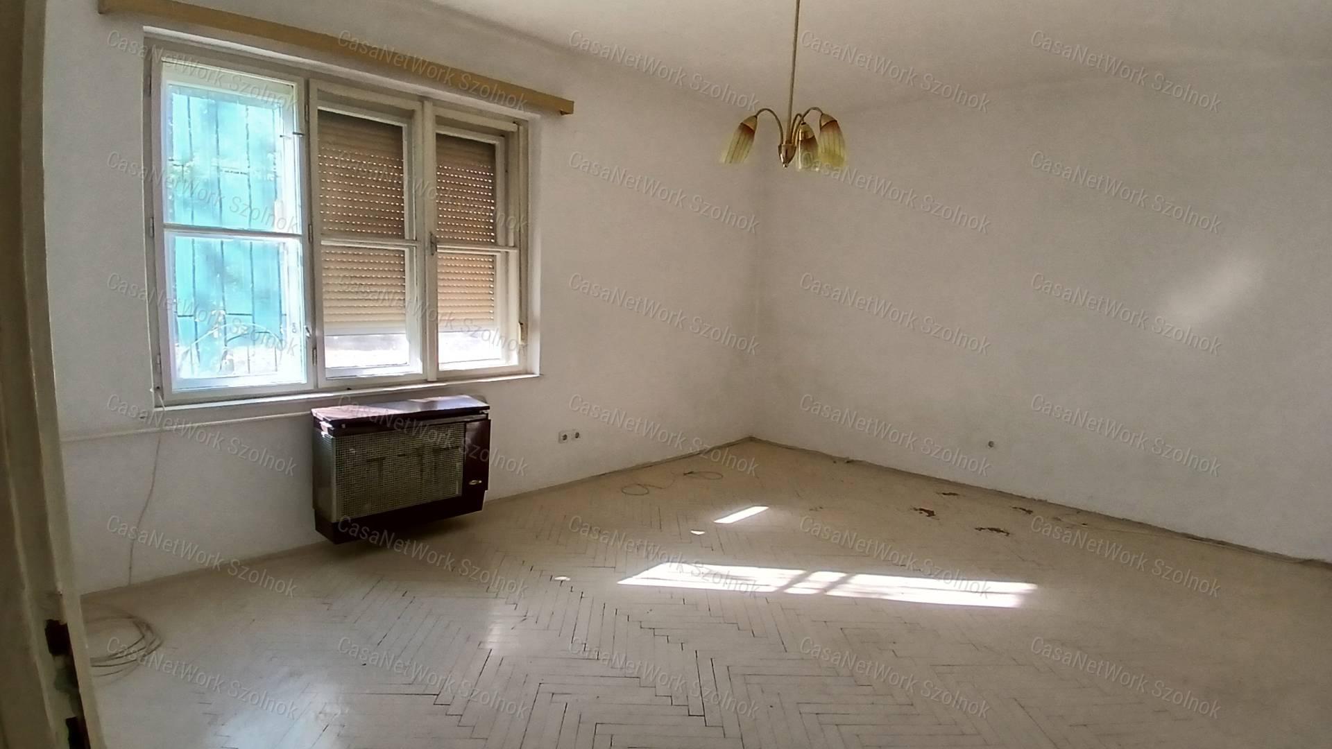 Eladó Martfű központjában egy egy szobás 33 m2- es földszinti lakás.