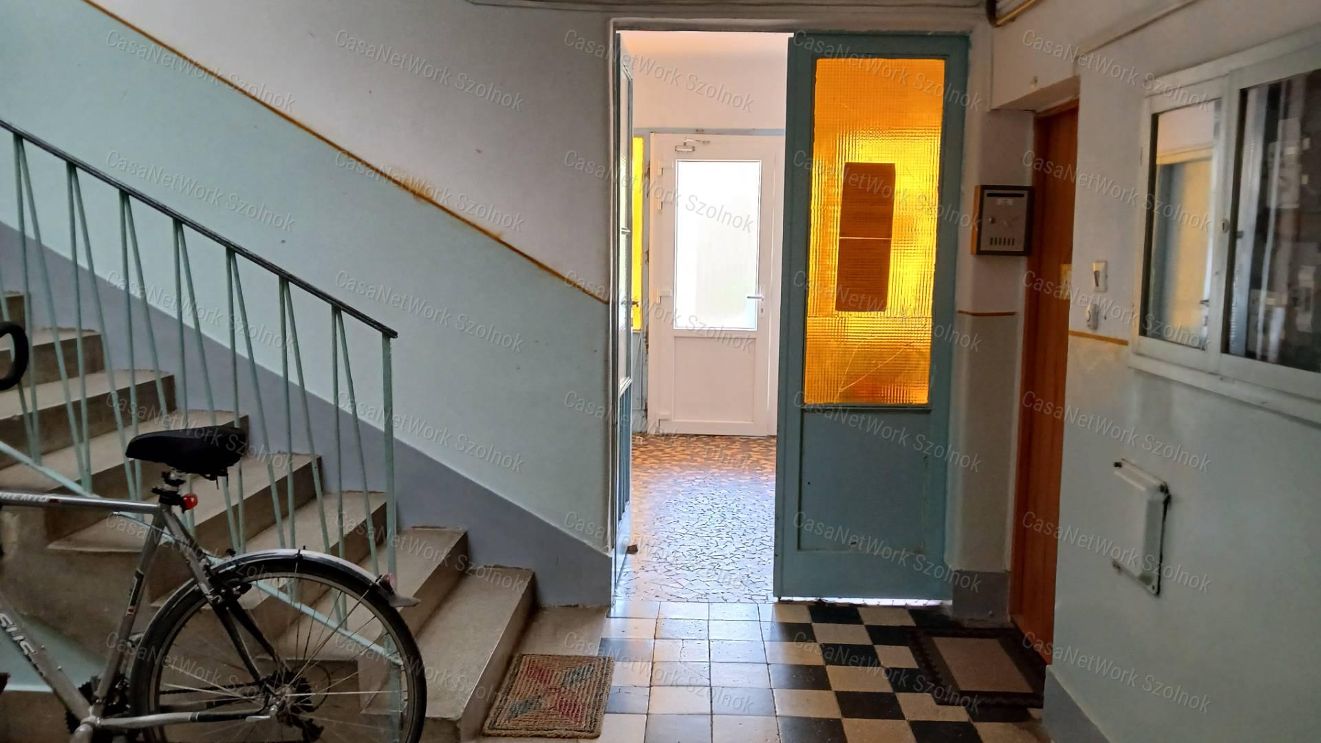 Eladó Martfű központjában egy egy szobás 33 m2- es földszinti lakás.