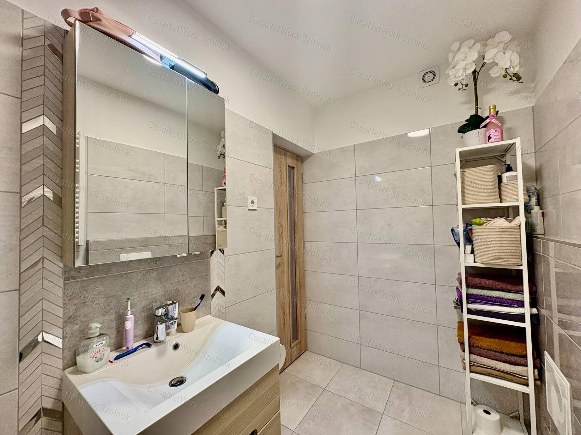 Eladó Szolnok belvárosában a Dobó úton egy 98 m2-es prémium lakás