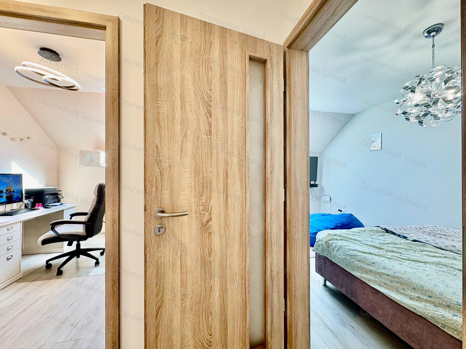 Eladó Szolnok belvárosában a Dobó úton egy 98 m2-es prémium lakás