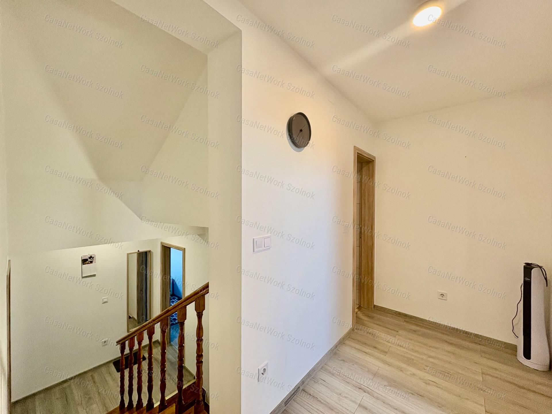 Eladó Szolnok belvárosában a Dobó úton egy 98 m2-es prémium lakás