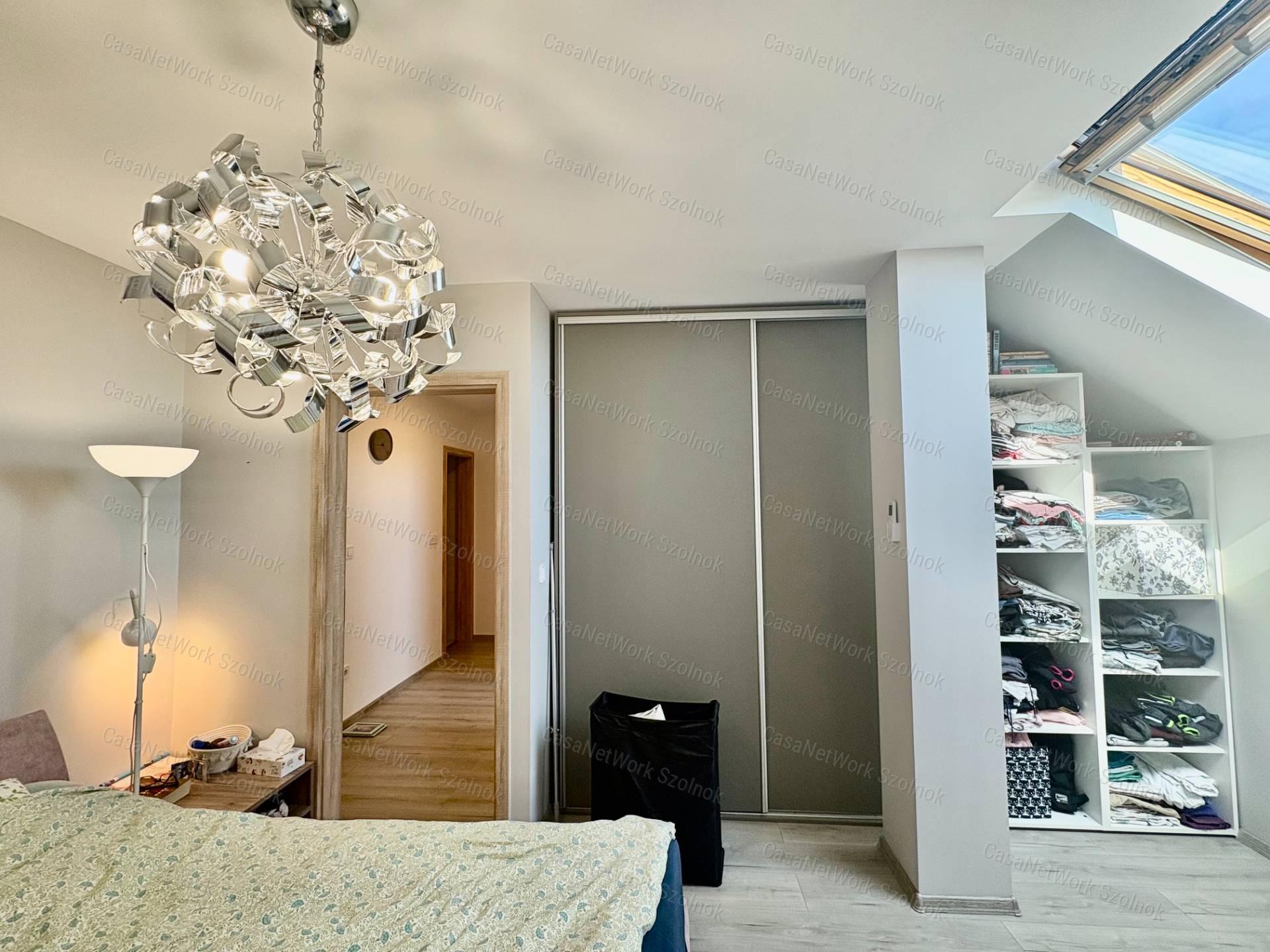 Eladó Szolnok belvárosában a Dobó úton egy 98 m2-es prémium lakás