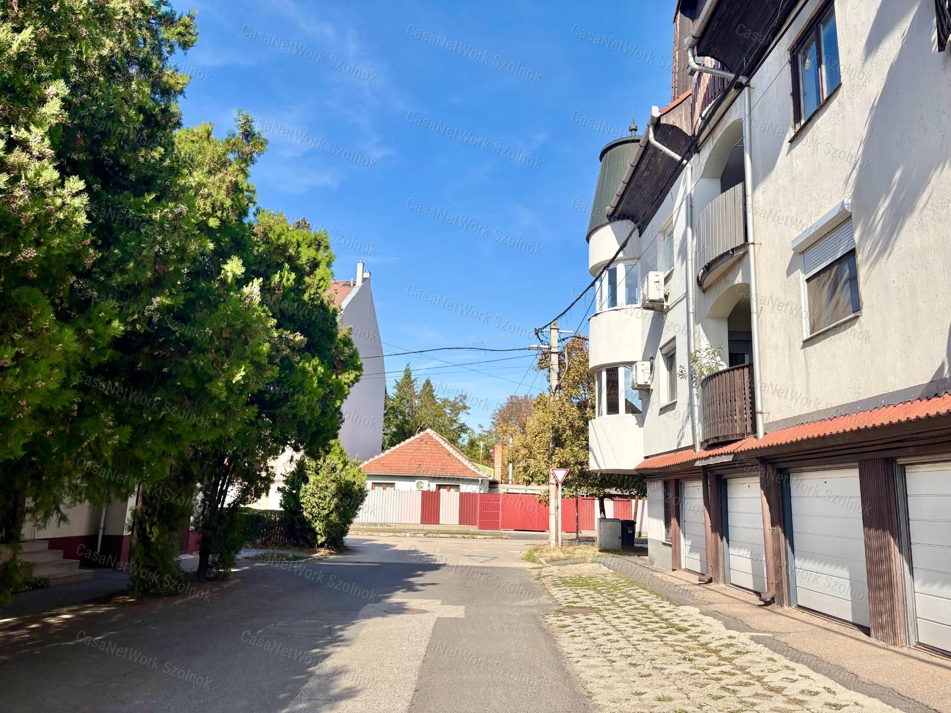 Eladó Szolnok belvárosában a Dobó úton egy 98 m2-es prémium lakás