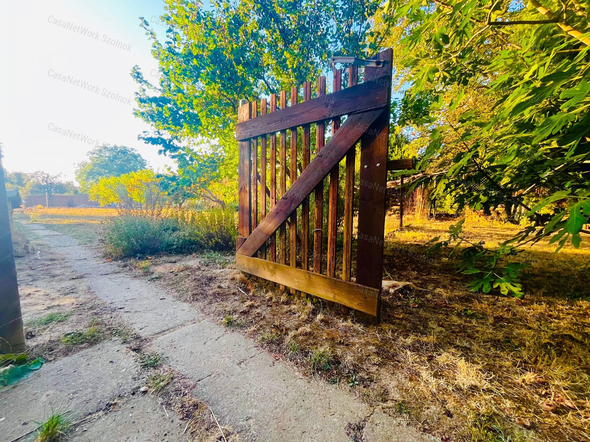 Kertvárosi nyugalom a Holt-Tisza közelében