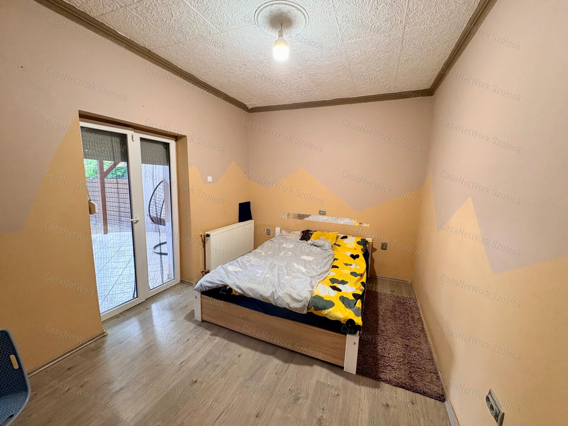 2 szobás, felújított családi ház Újszászon.