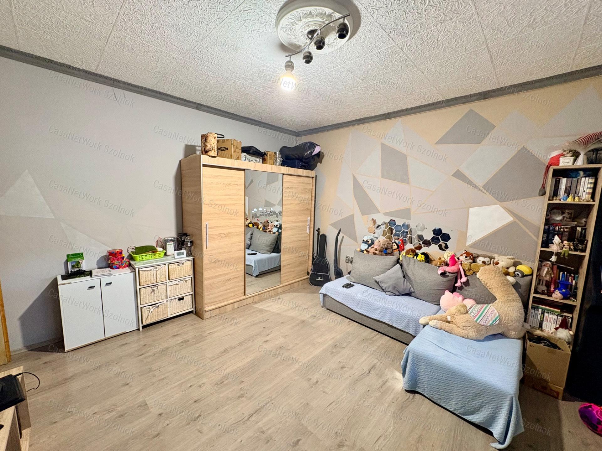 2 szobás, felújított családi ház Újszászon.