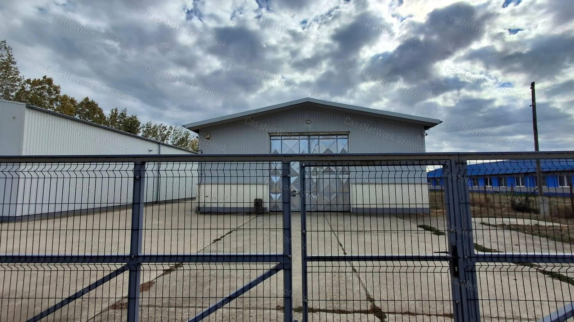 Szolnoktól 12 km távolságra Tószegen  telephely  hosszú távra kiadó