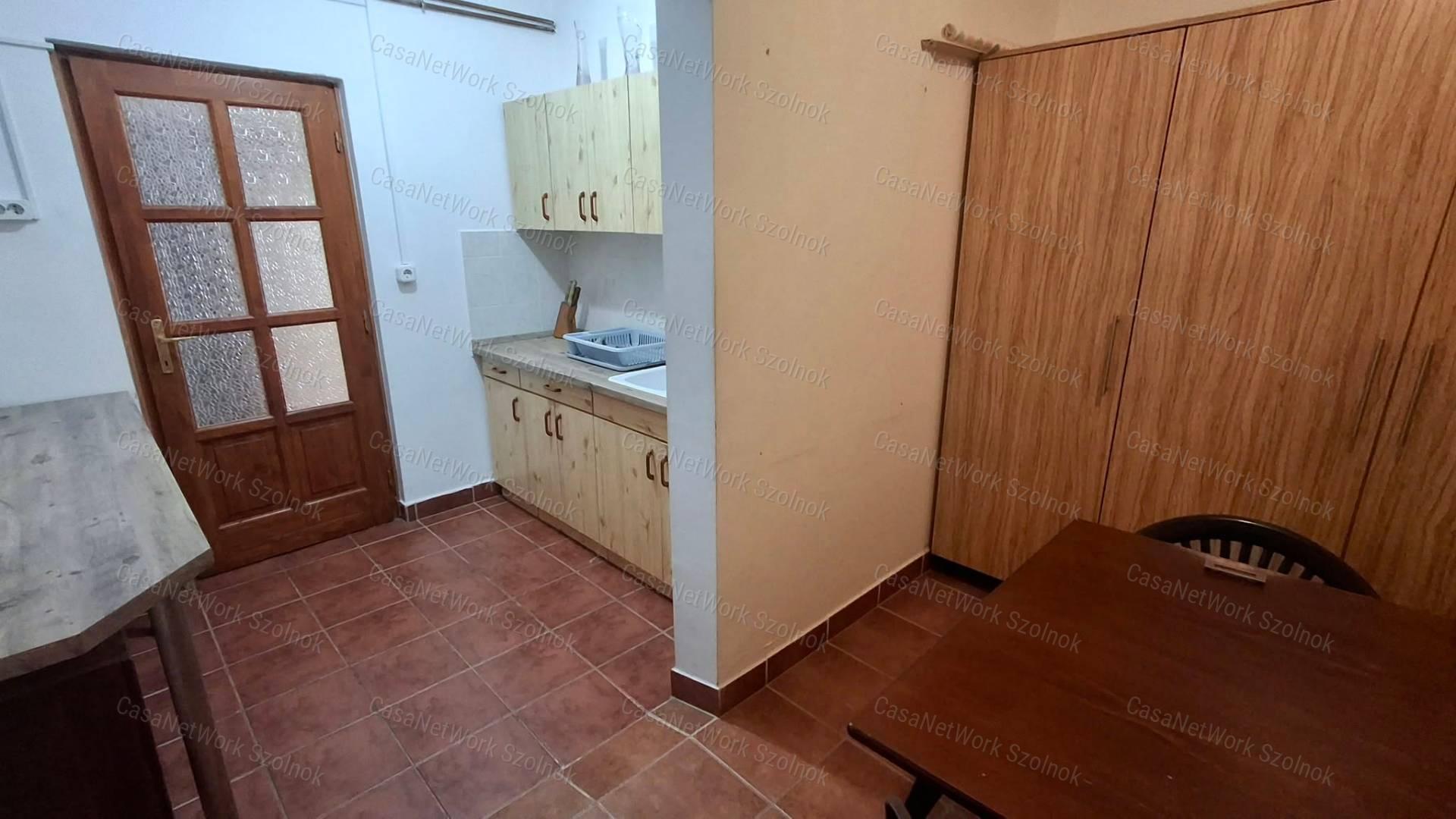 Szolnoktól 12 km távolságra Tószegen  telephely  hosszú távra kiadó