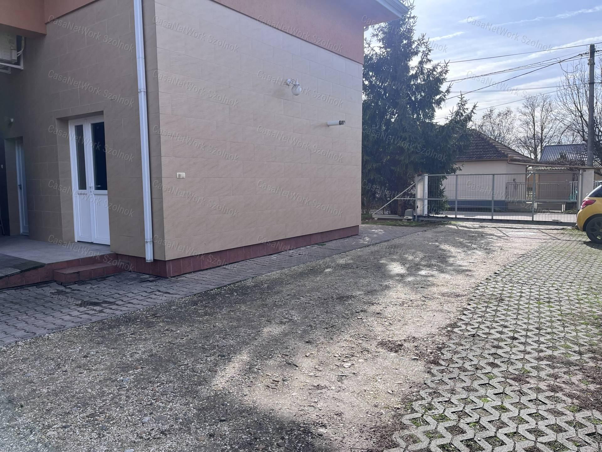 Kiadó földszinti lakás Szandaszőlős központjában