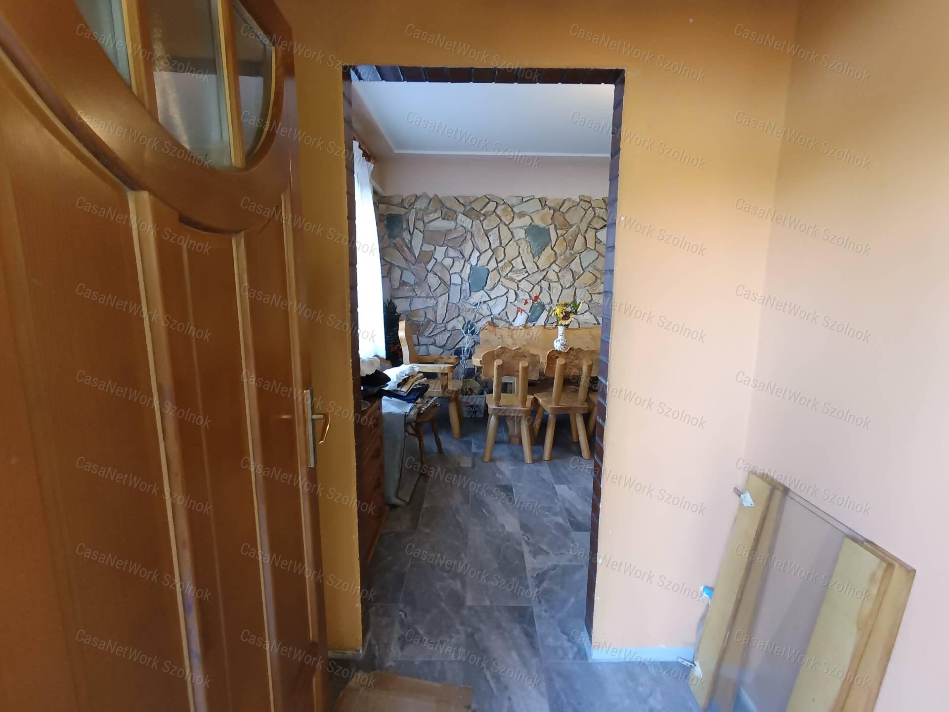 Tetőteres, szolnoki, családi ház nagy telekkel eladó