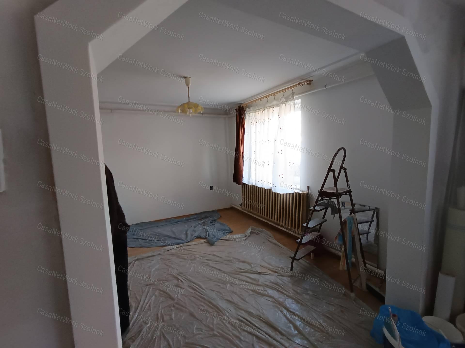 Tetőteres, szolnoki, családi ház nagy telekkel eladó