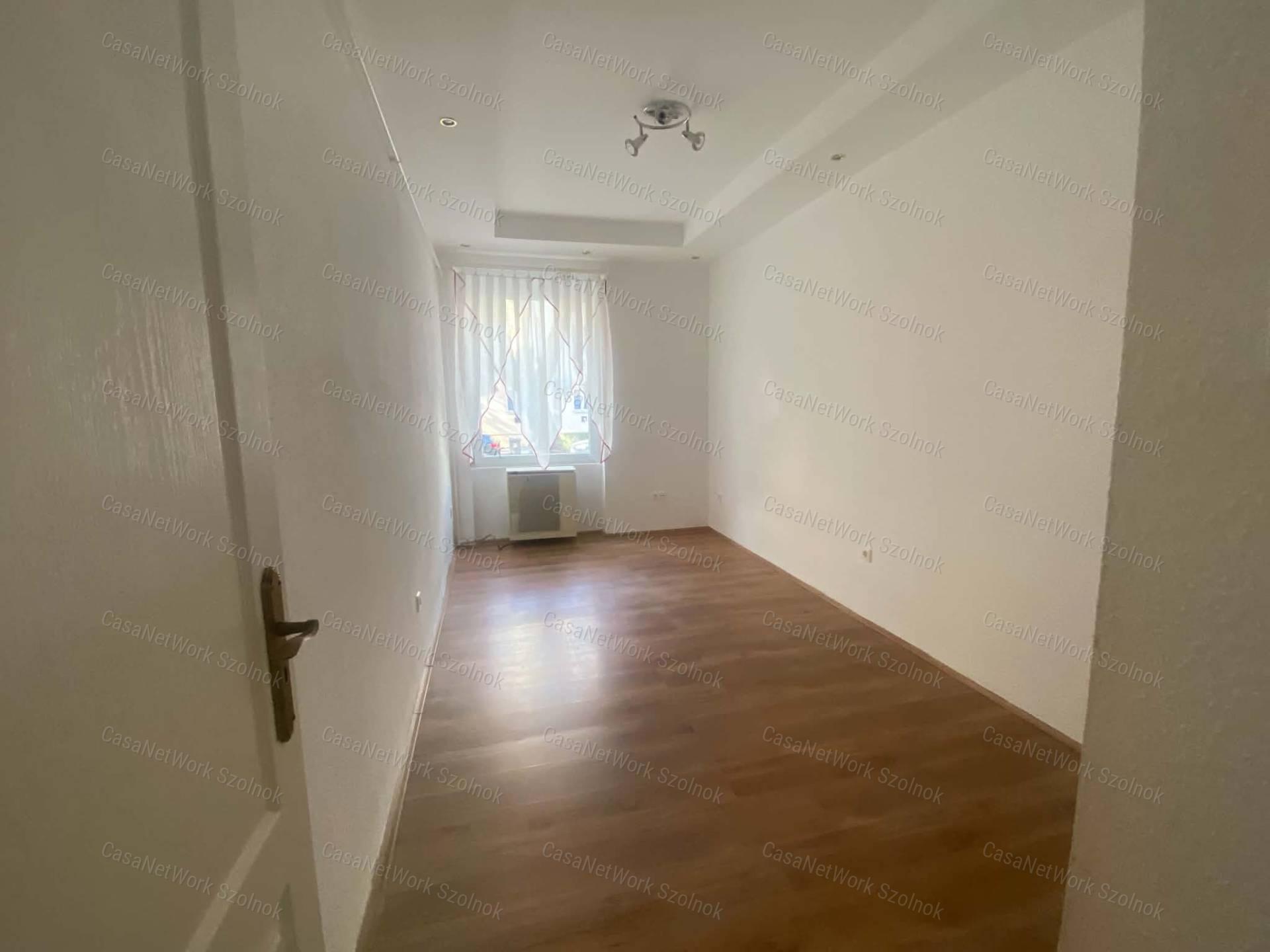 Szolnokon a Boldog S. úton 2 szobás lakás kiadó