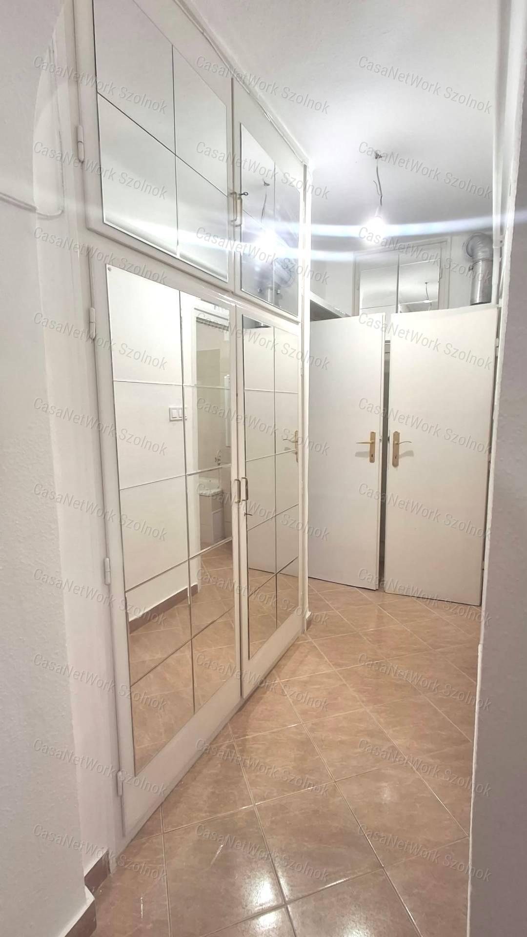 Szolnok belvárosában csendes mellékutcára néző téglalakás eladó