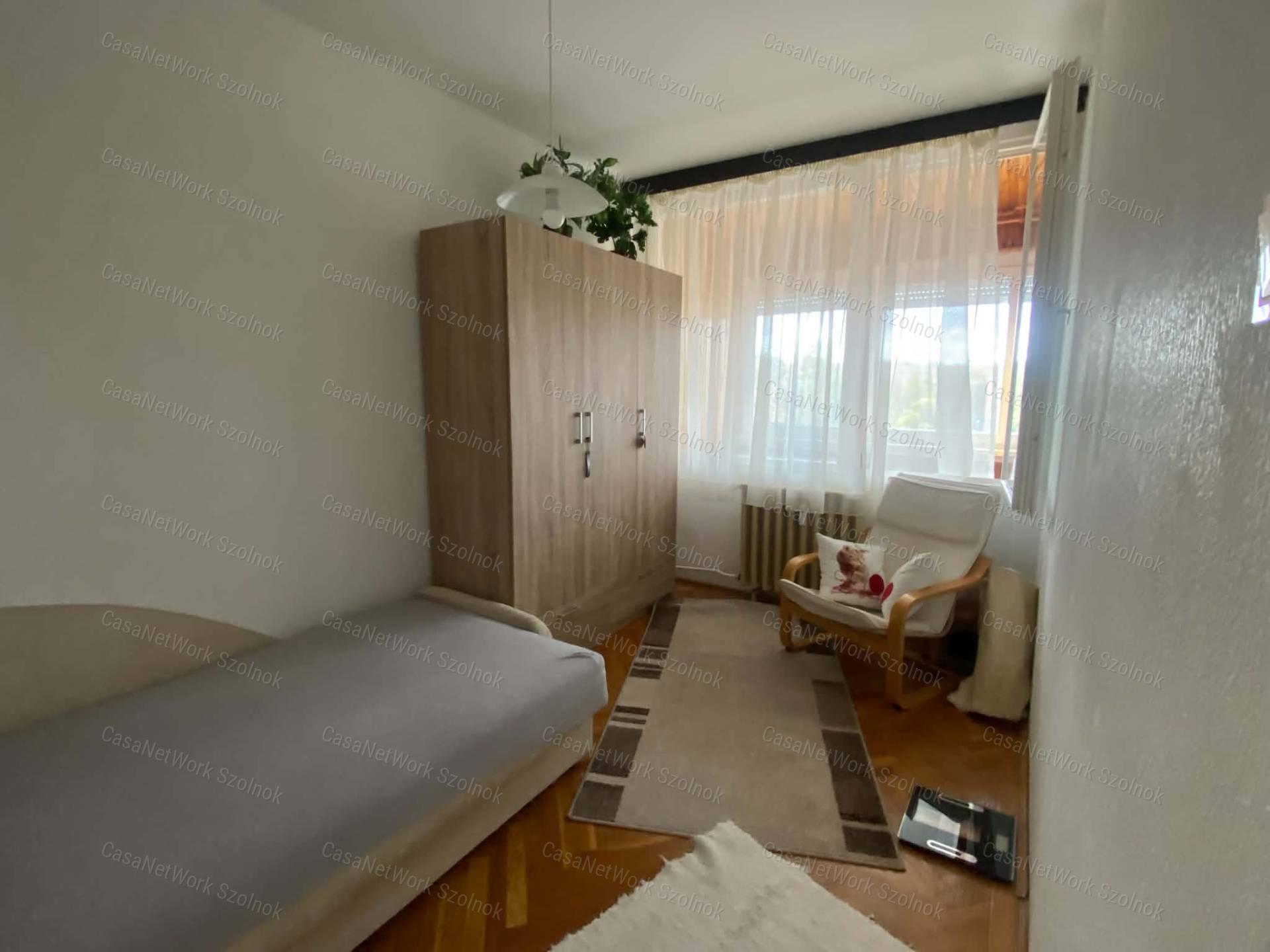 Szolnokon a Móra F úton 1,5 szobás lakás kiadó!