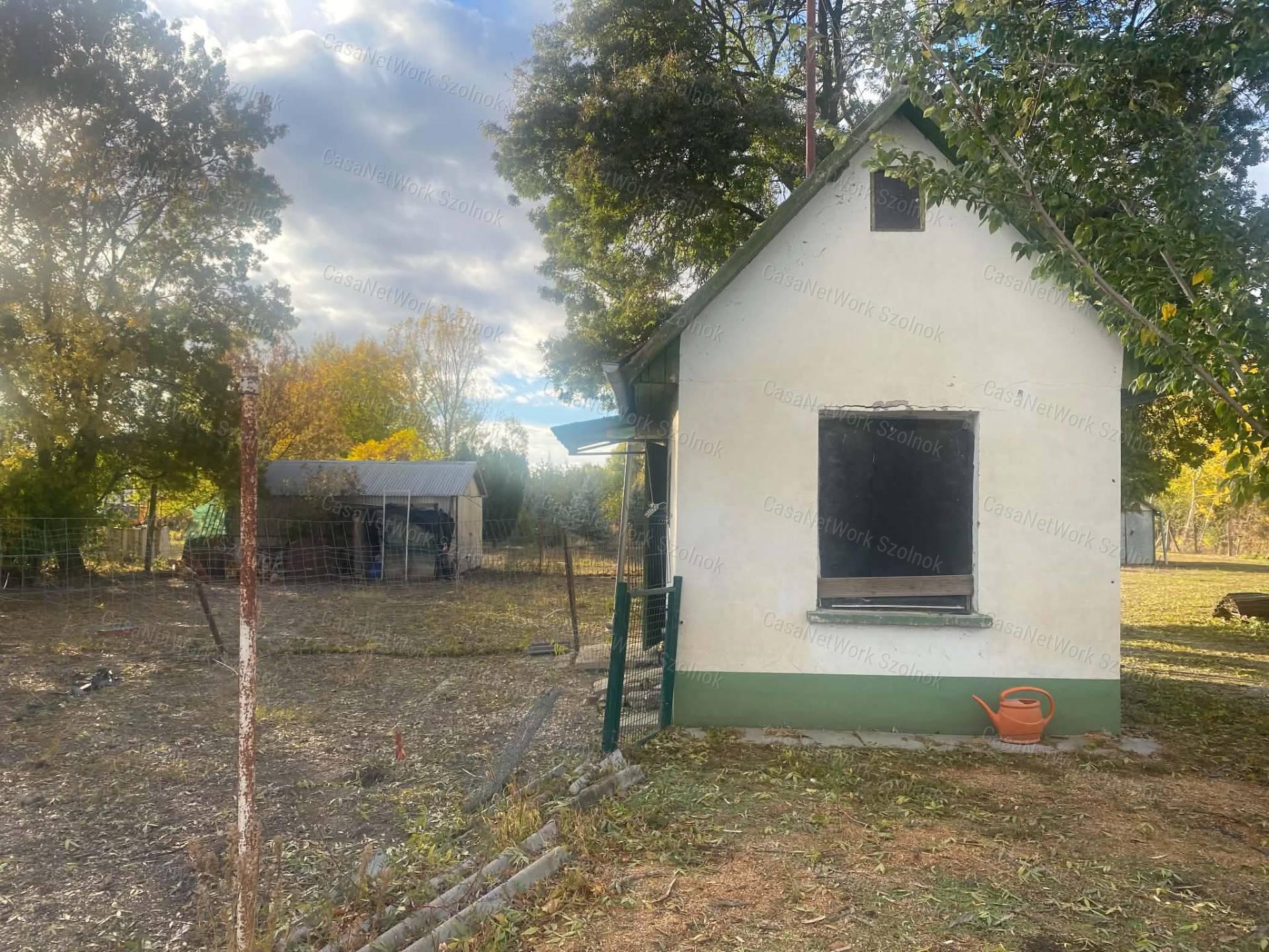 Szolnokon a Békás utcában ingatlan eladó!