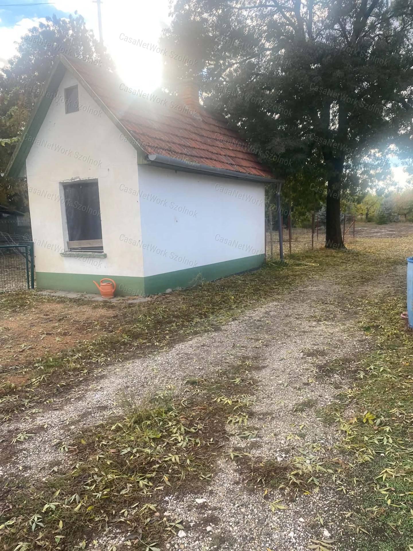 Szolnokon a Békás utcában ingatlan eladó!