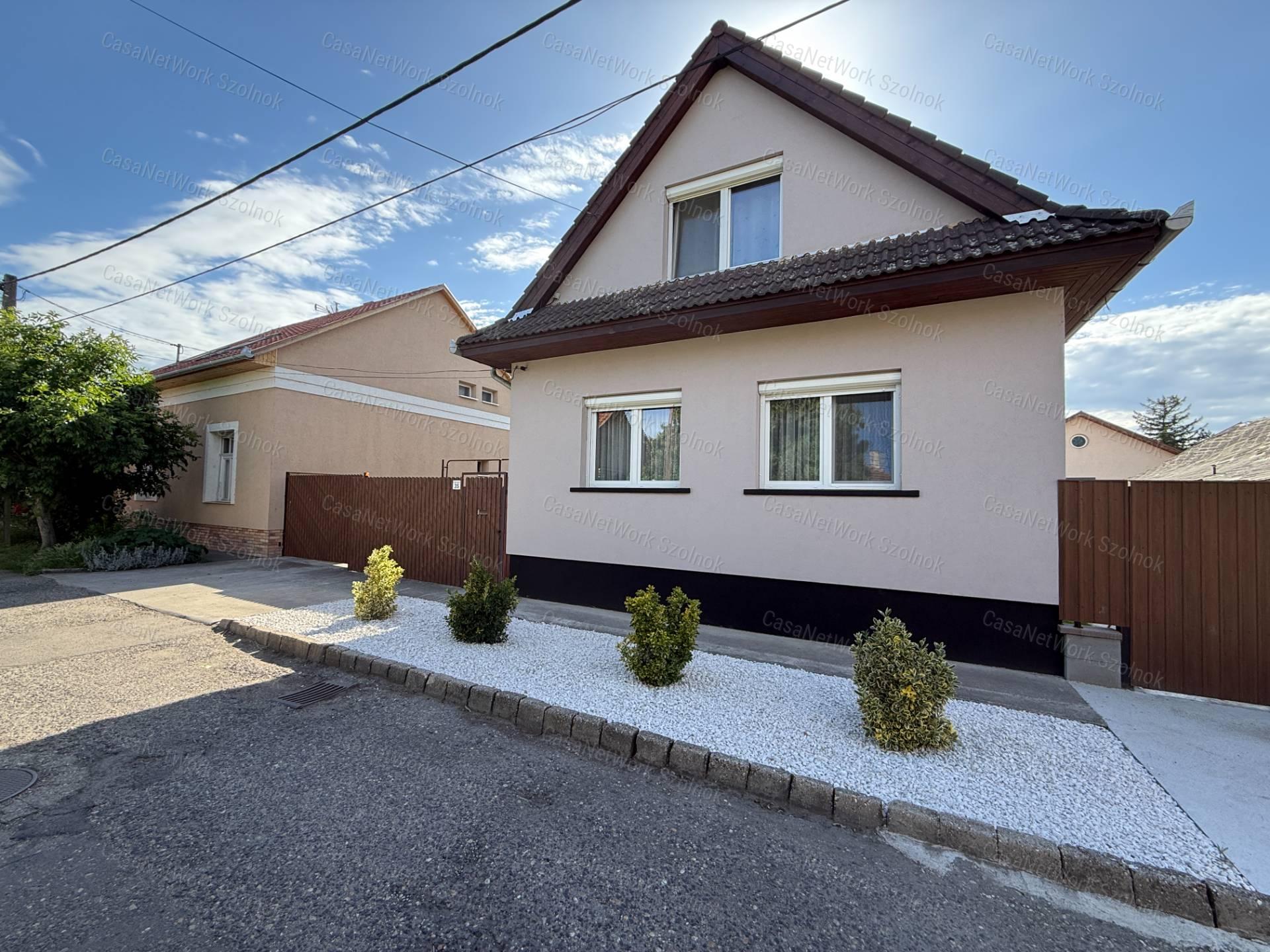 Szolnokon eladó kertes családi ház!