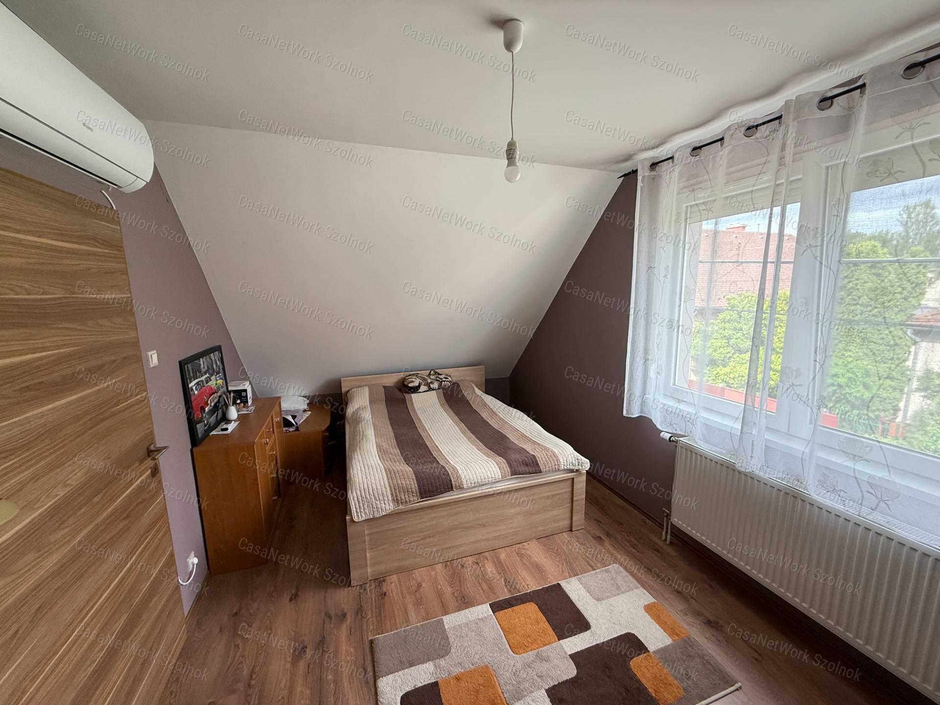 Szolnokon eladó kertes családi ház!