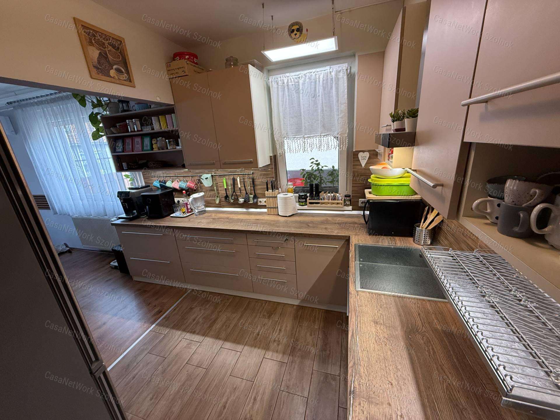 Szolnokon eladó kertes családi ház!