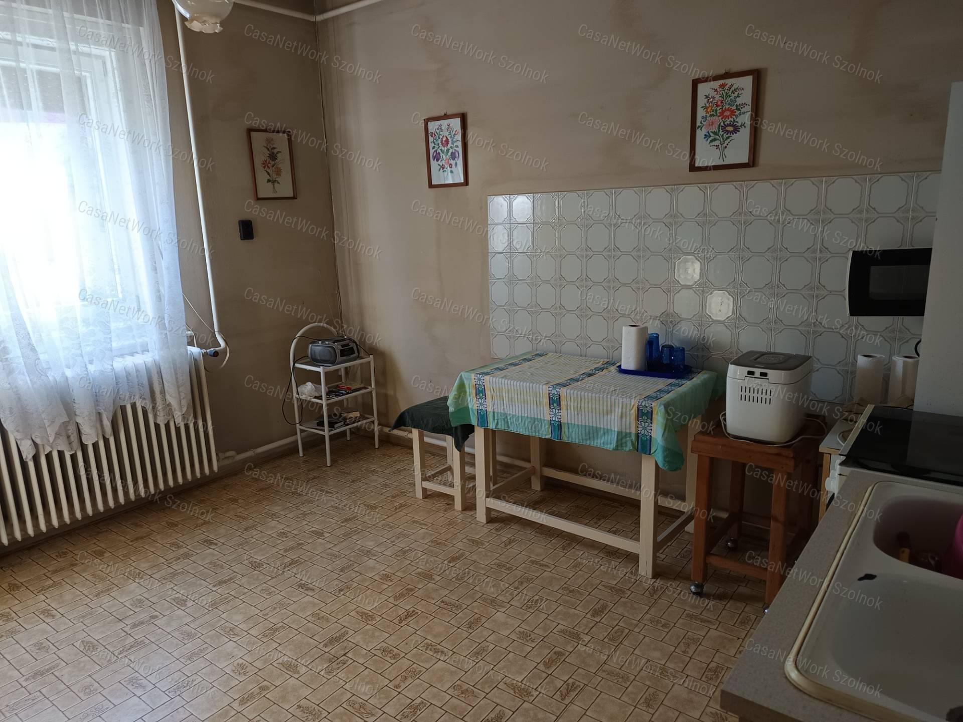 Kiváló állapotú, jó lokációval randalkező Csamői családi ház eladó