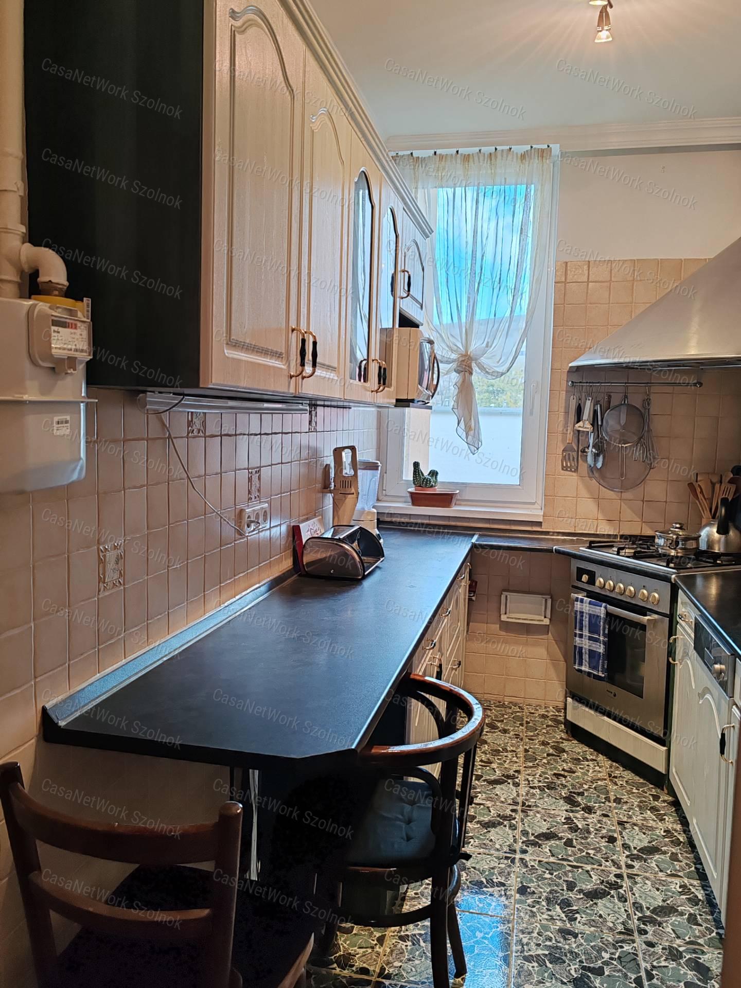 Eladó Szolnokon, a Széchenyi utcában egy 1.emeleti, 3 szobás lakás!