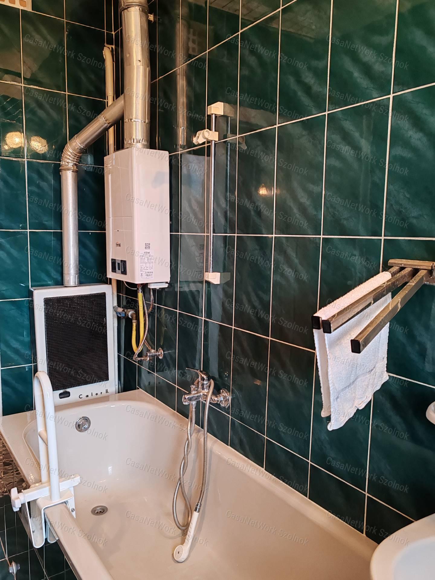 Eladó Szolnokon, a Széchenyi utcában egy 1.emeleti, 3 szobás lakás!