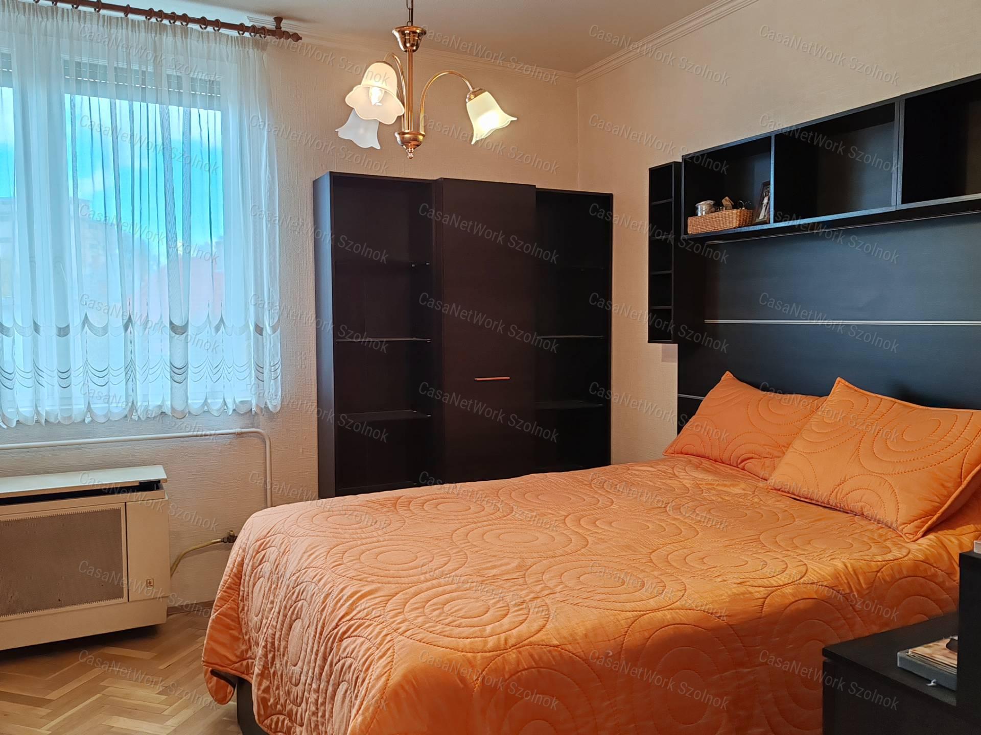 Eladó Szolnokon, a Széchenyi utcában egy 1.emeleti, 3 szobás lakás!