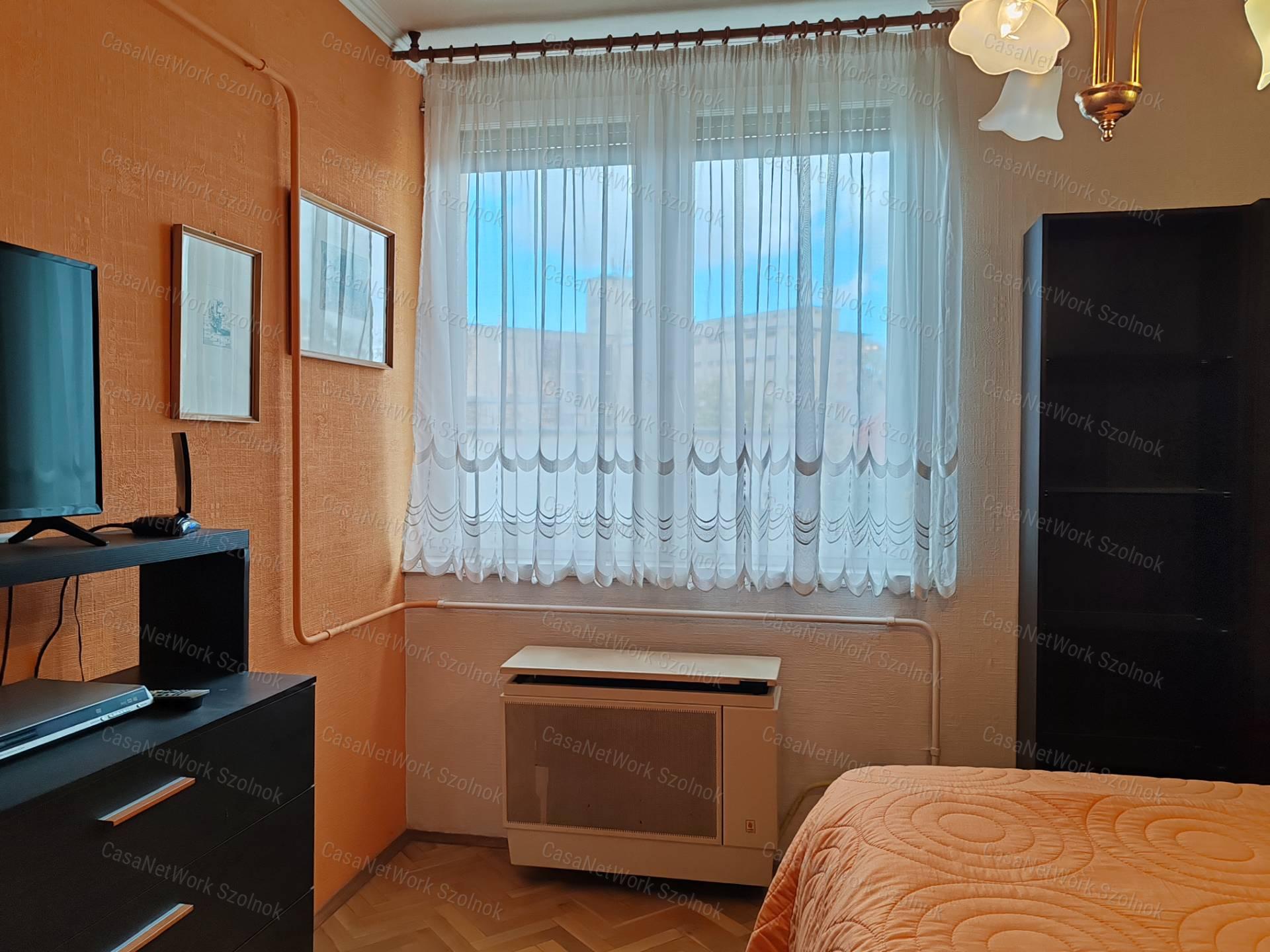 Eladó Szolnokon, a Széchenyi utcában egy 1.emeleti, 3 szobás lakás!