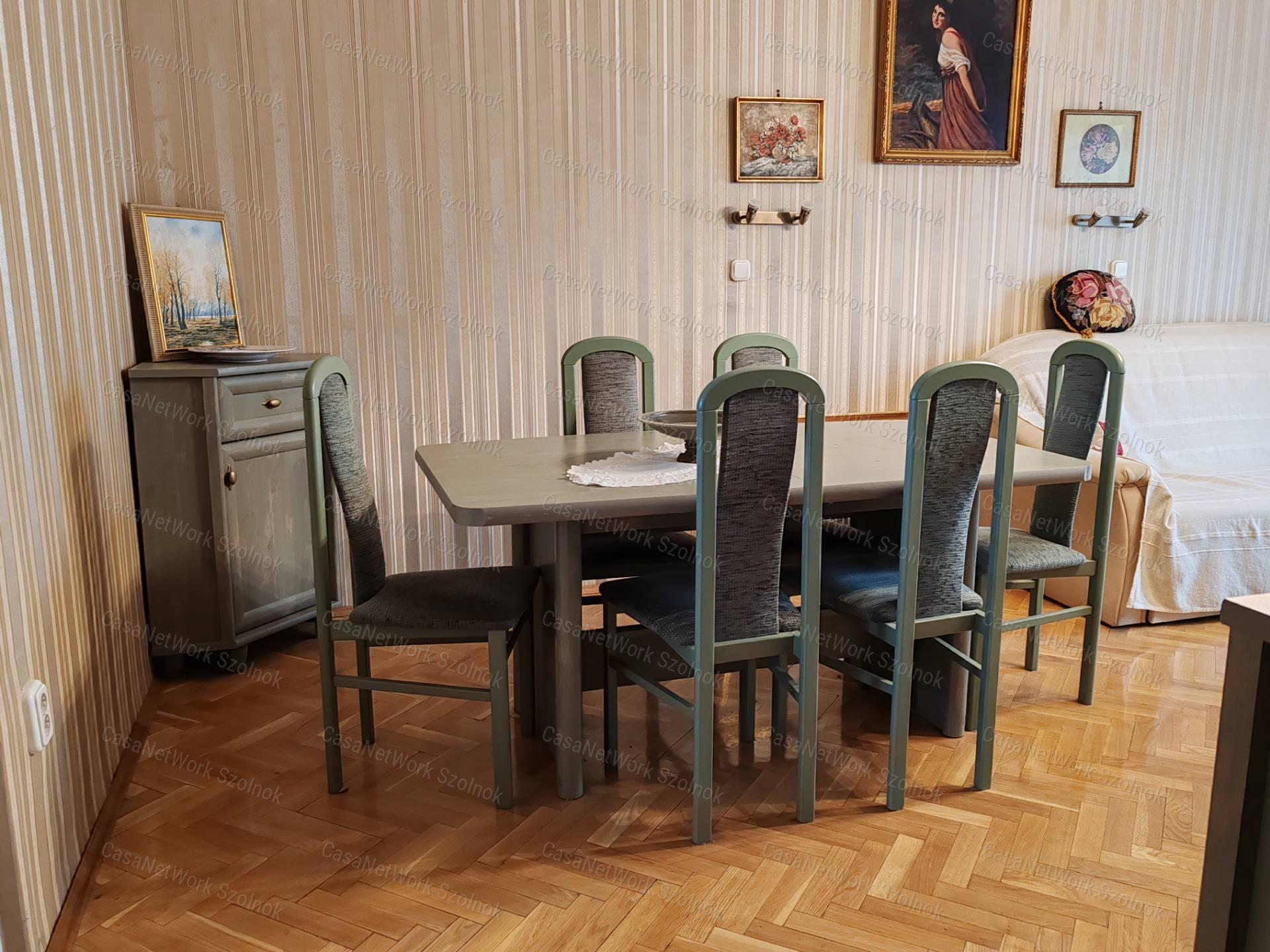 Eladó Szolnokon, a Széchenyi utcában egy 1.emeleti, 3 szobás lakás!
