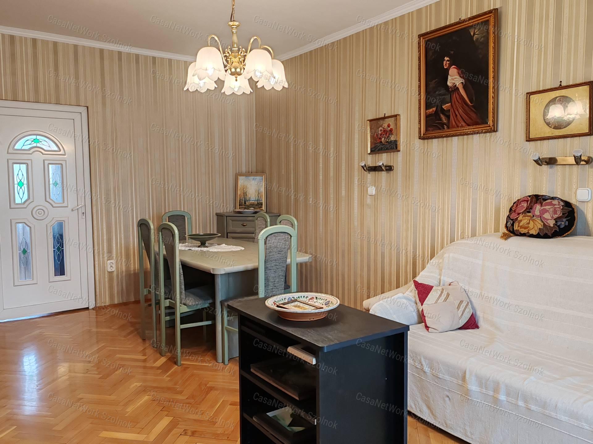 Eladó Szolnokon, a Széchenyi utcában egy 1.emeleti, 3 szobás lakás!