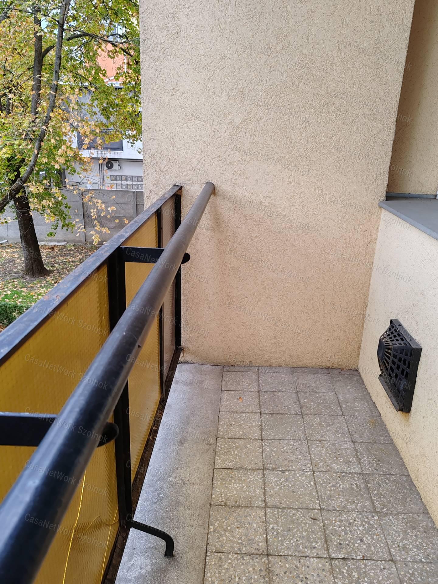 Eladó Szolnokon, a Széchenyi utcában egy 1.emeleti, 3 szobás lakás!