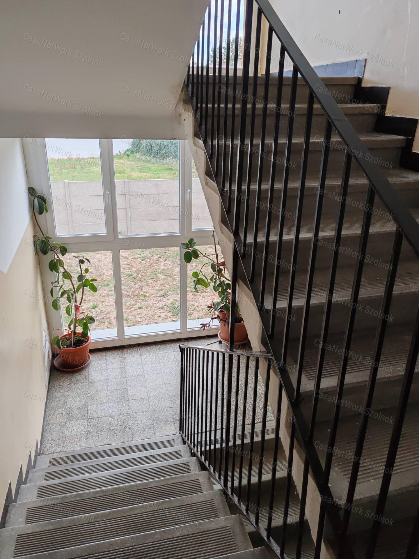 Eladó Szolnokon, a Széchenyi utcában egy 1.emeleti, 3 szobás lakás!
