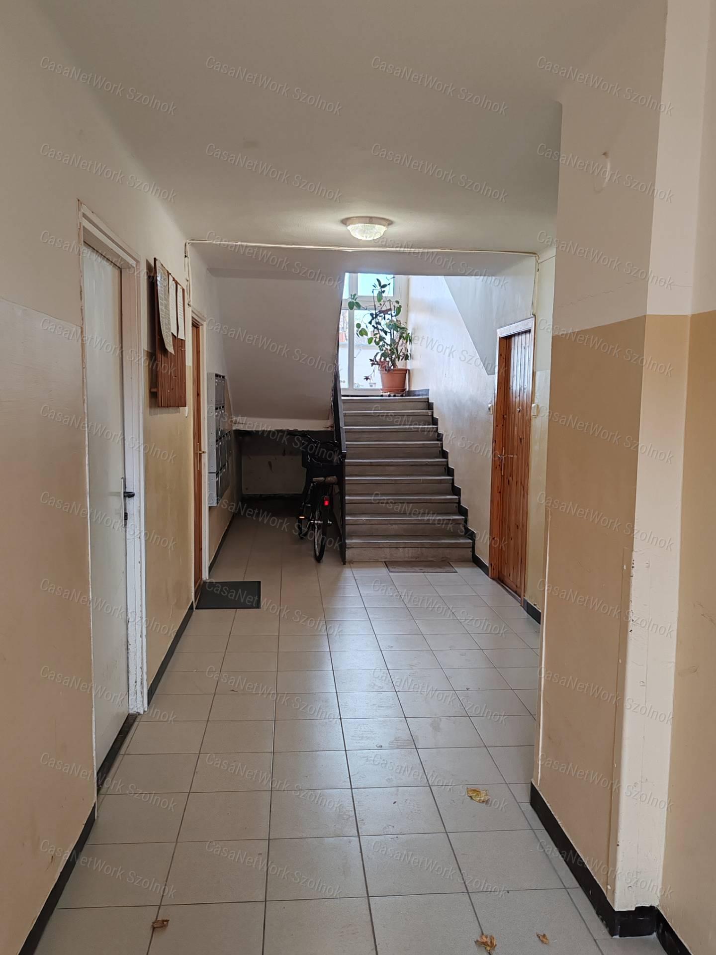 Eladó Szolnokon, a Széchenyi utcában egy 1.emeleti, 3 szobás lakás!