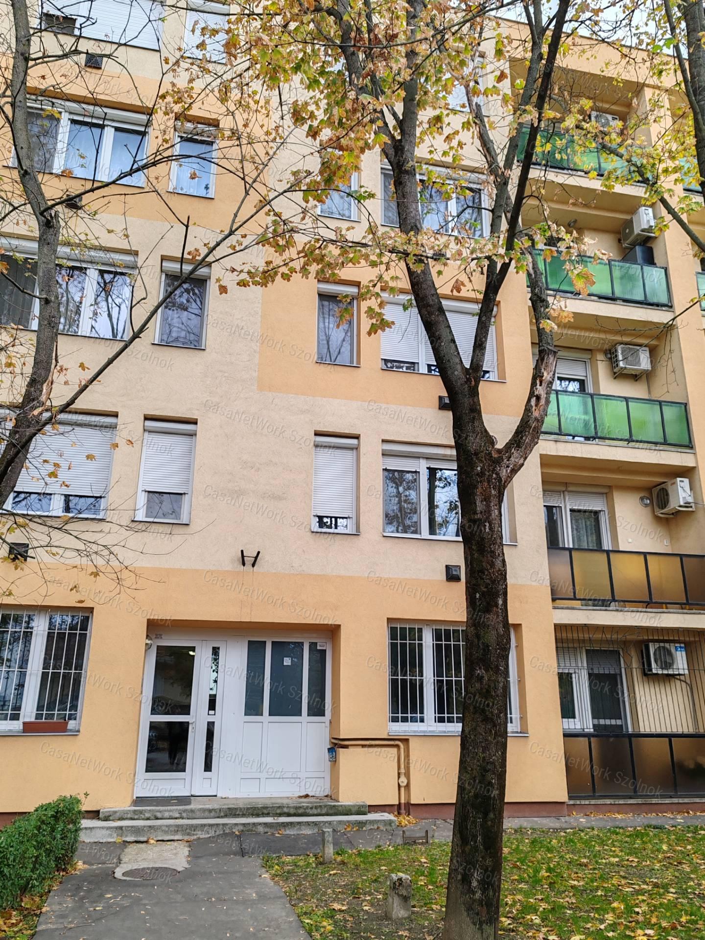 Eladó Szolnokon, a Széchenyi utcában egy 1.emeleti, 3 szobás lakás!